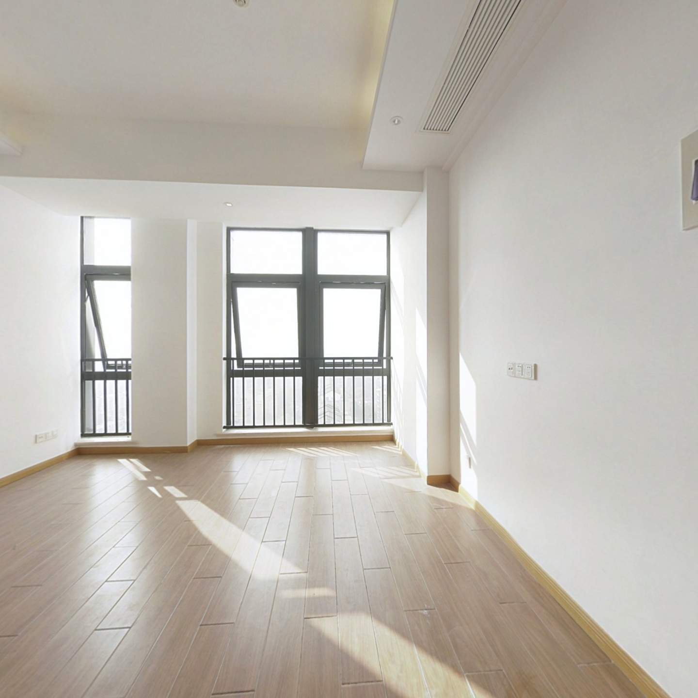 绿城高品质公寓，3.7米层高日式风格，精装带空调
