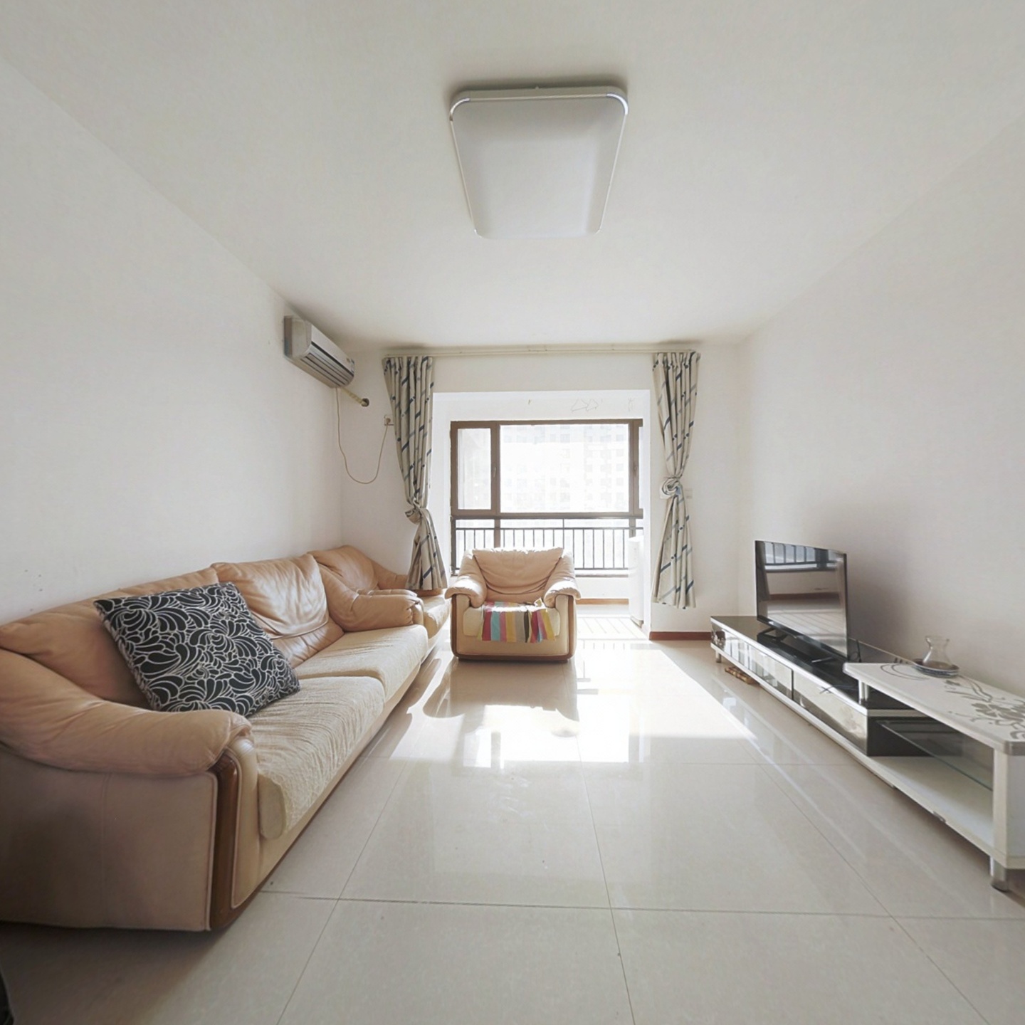 房子南北通透三居，户型方正没有浪费空间