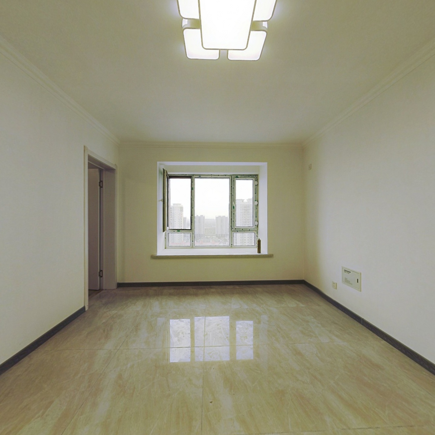 华润中海江城中间楼层两居室 有装修户型方正看房方便