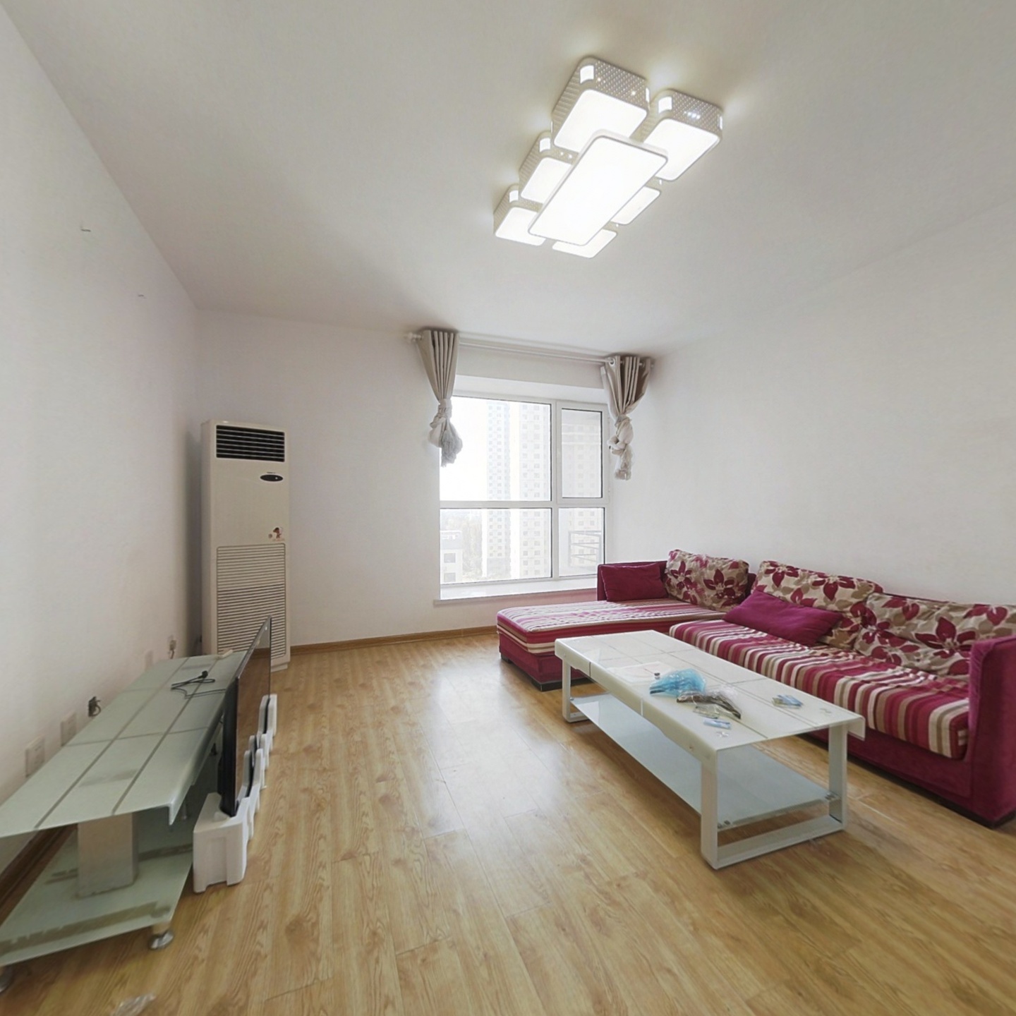 房子属于 南北通透三居中间楼层家具家电齐全拎包入住