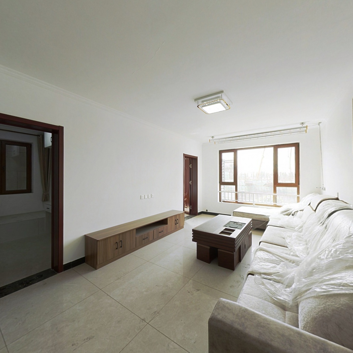 小区西侧，精装修全阳小三居，品牌家具家电