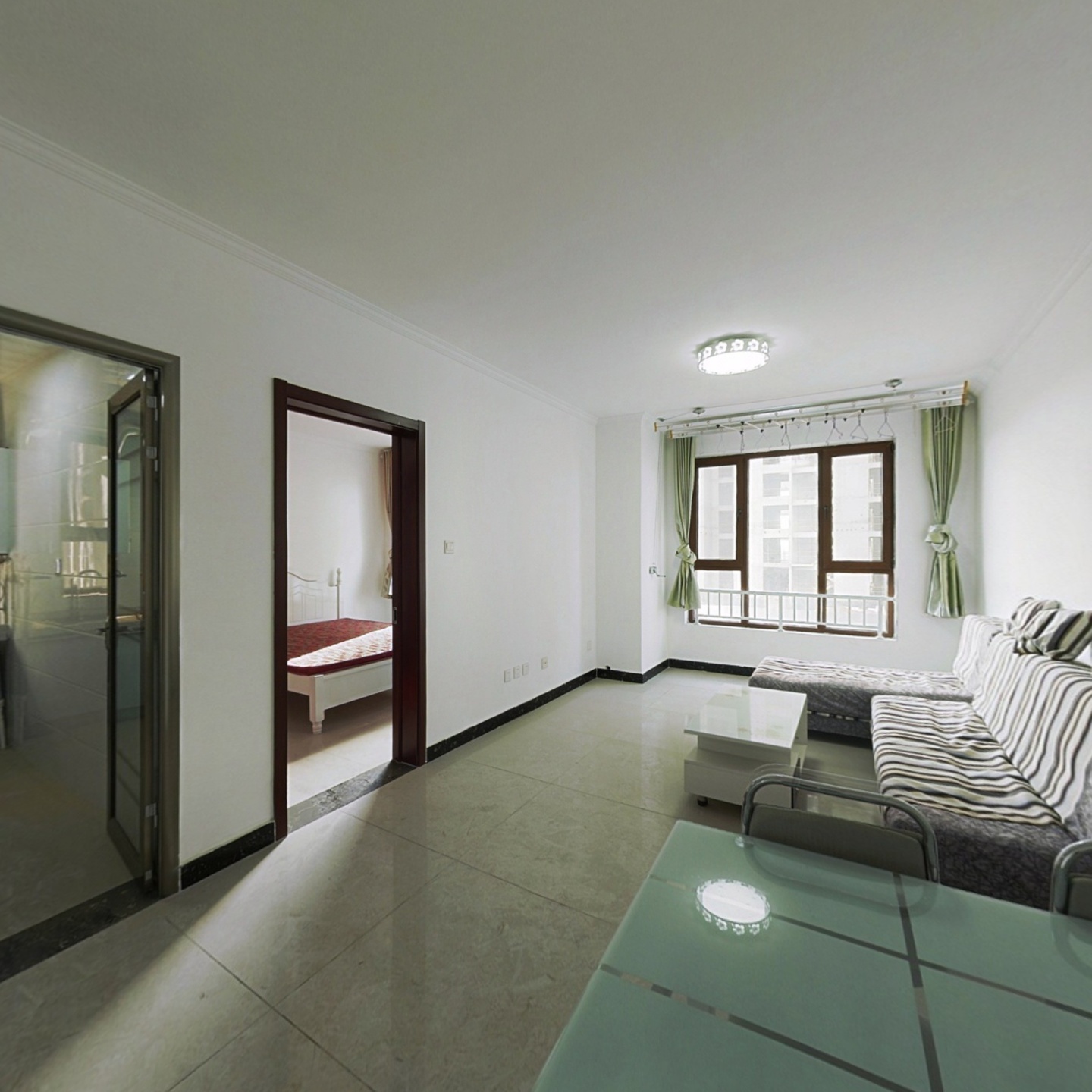 此房户型方正，拎包入住 交通便利，配套齐全