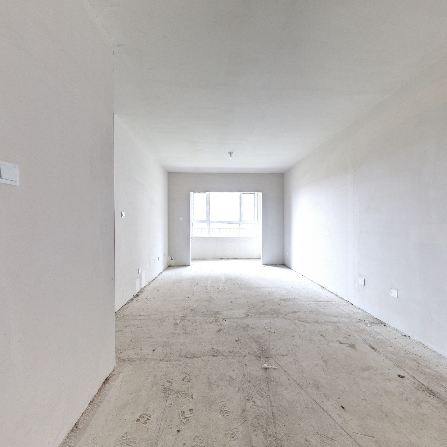 冠云路南侧，配套齐全，出门集贸市场 ，二康医院