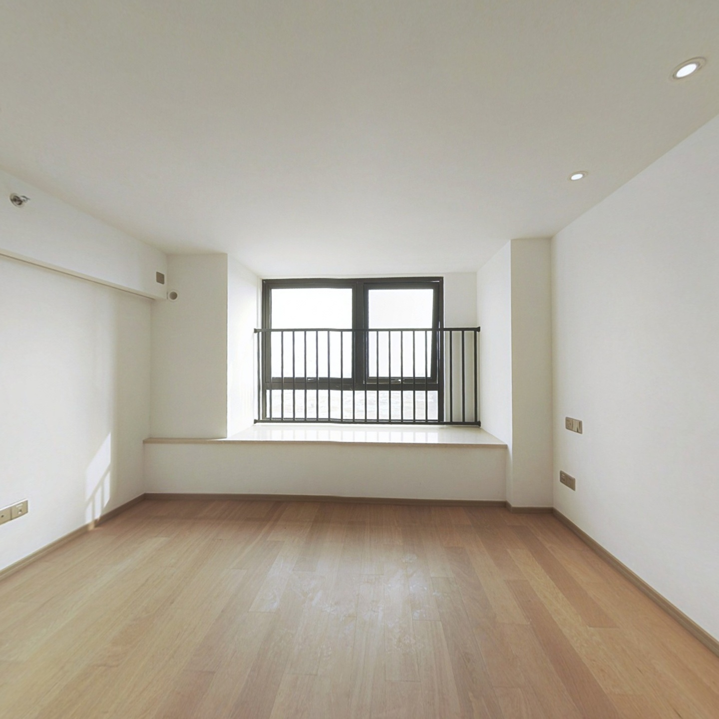 中海精装公寓LOFT，视野开阔楼层好，居住舒适