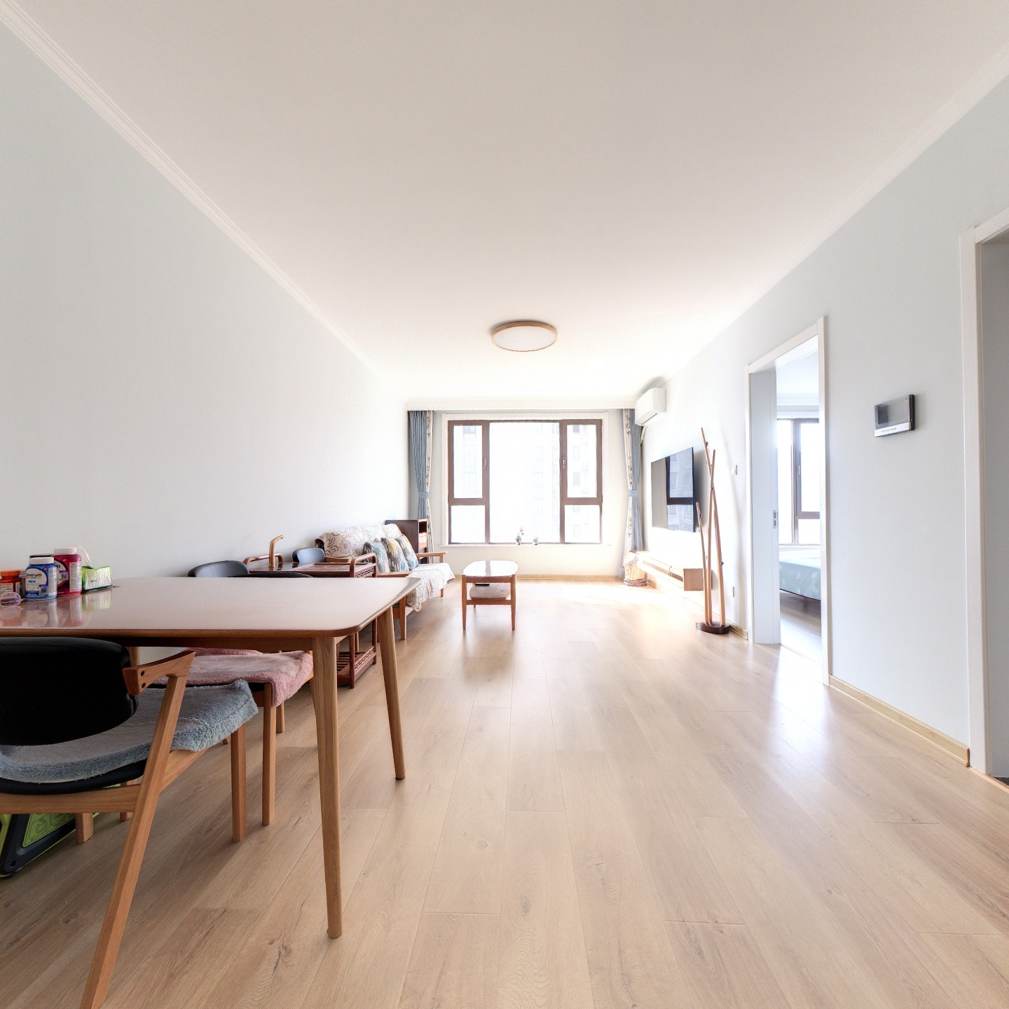 鸿坤大两居，精装修，小区中间位置不临街