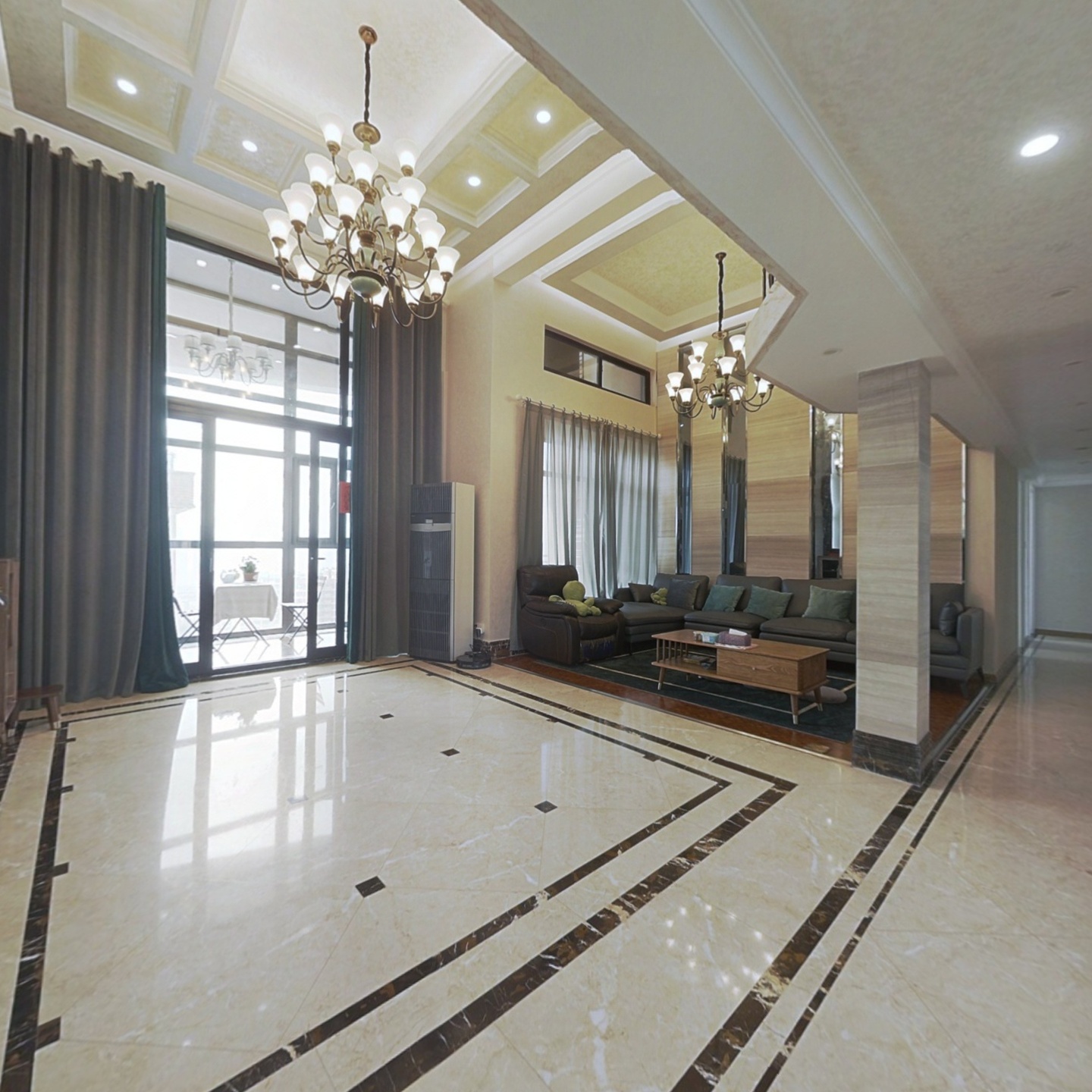 200平露台挑高客厅300平实用面积顶复150万精装六房！