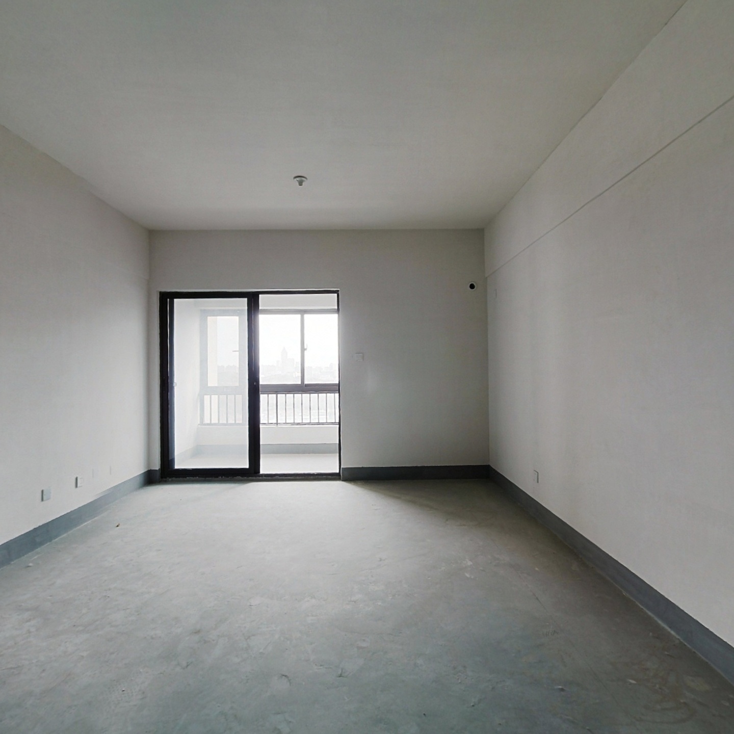 小户型的新毛坯房,自主装修,交通便利.