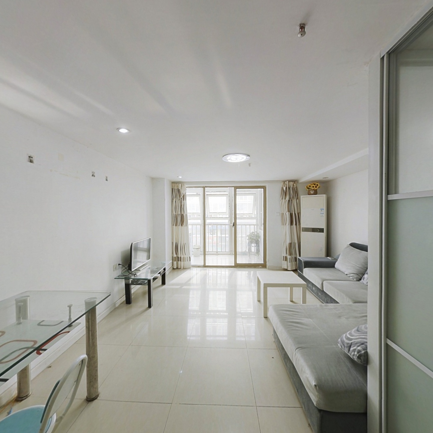 房子精装修朝东两房 客厅带阳台 中间楼层