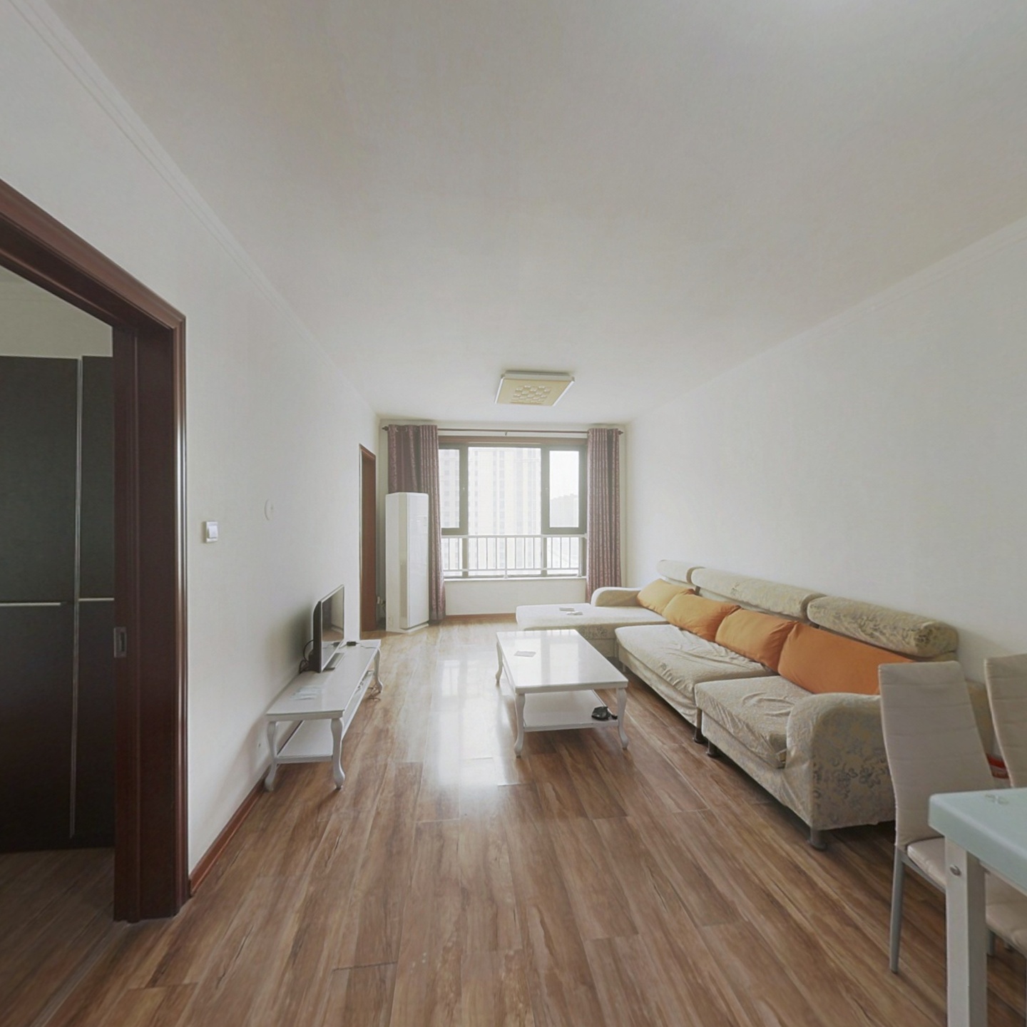 鸿坤理想湾，中等装修三居室，好位置，前边无遮挡