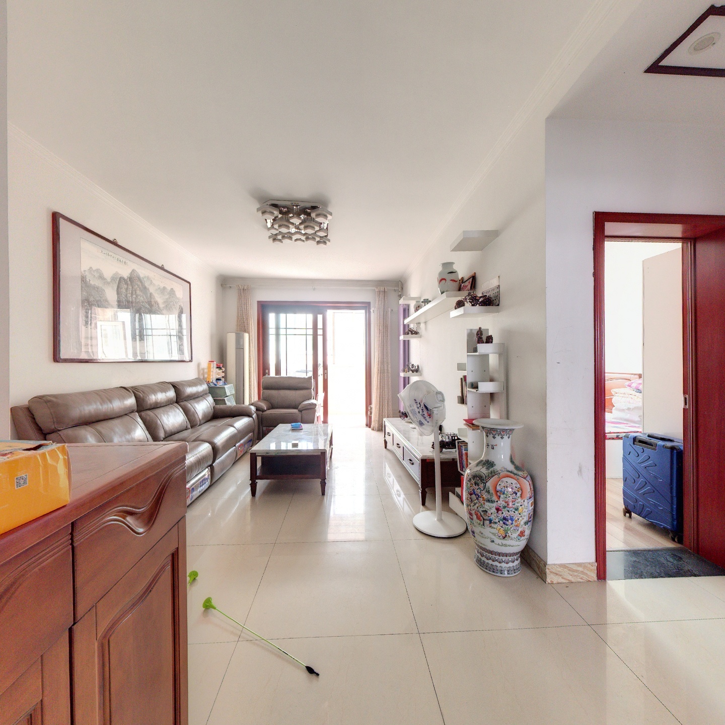 政法街高新区有露台，小区干净，低楼层购物方便