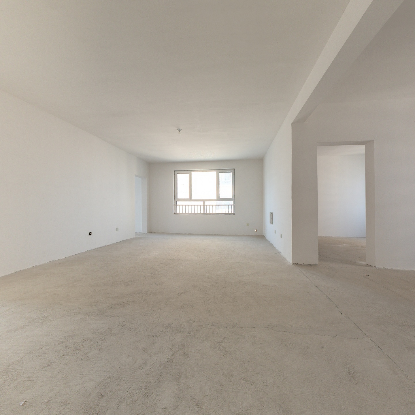 此房是中铁十八局的家属院，小区环境优雅干净