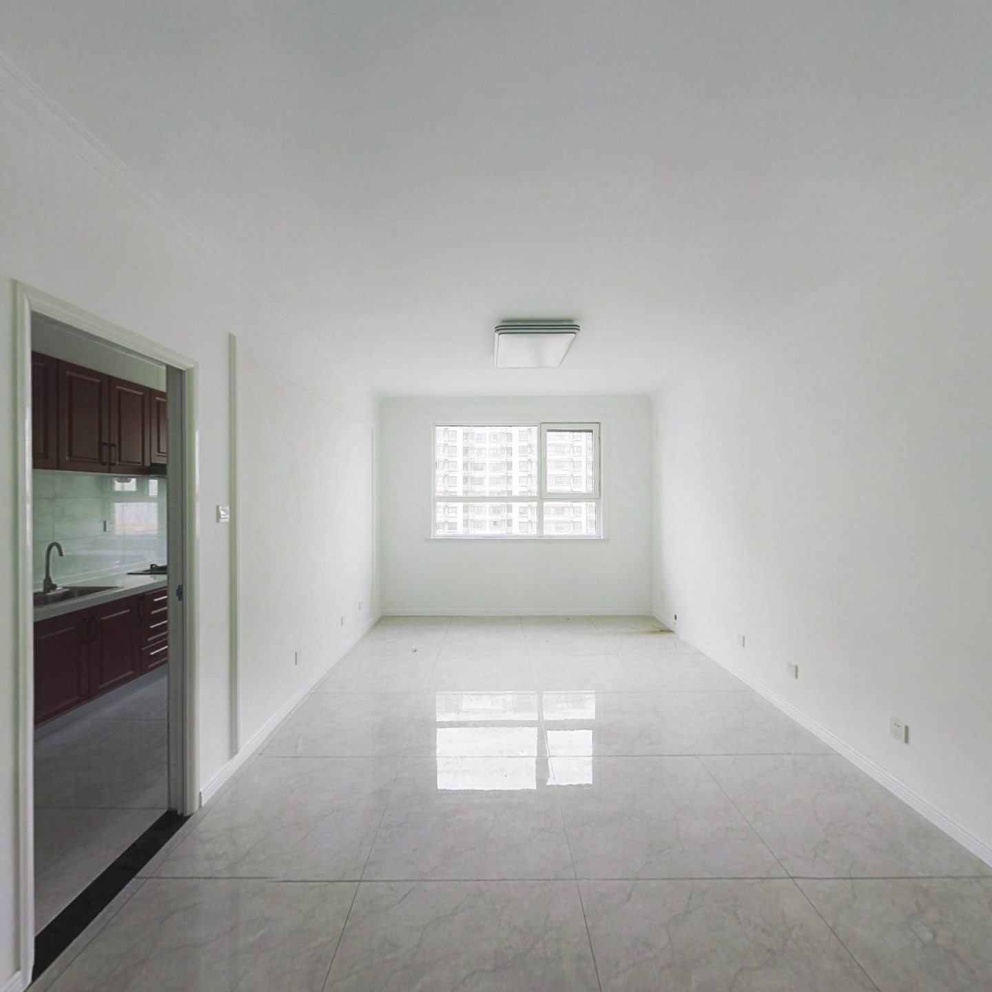 水岸花城，精装两居，南北通透。