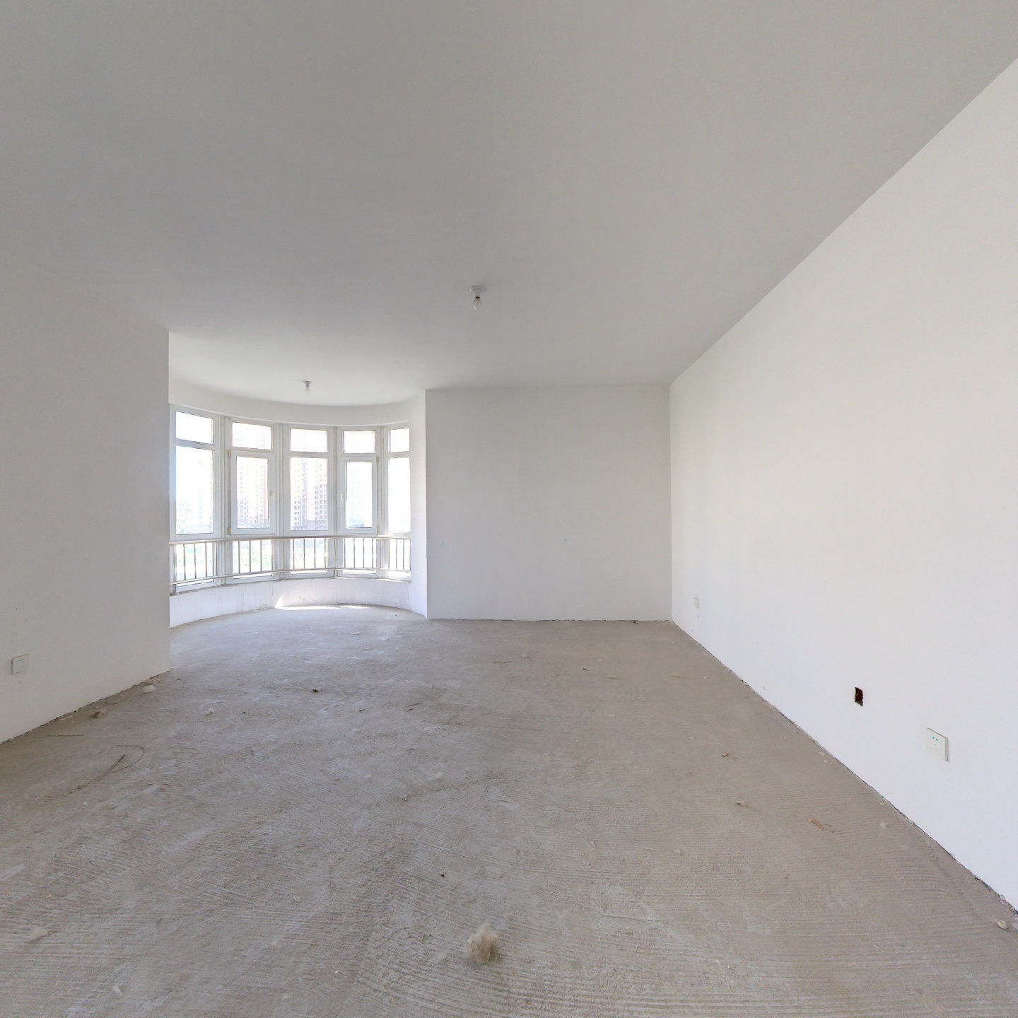 小区特点安保设施好，带飘窗大三居