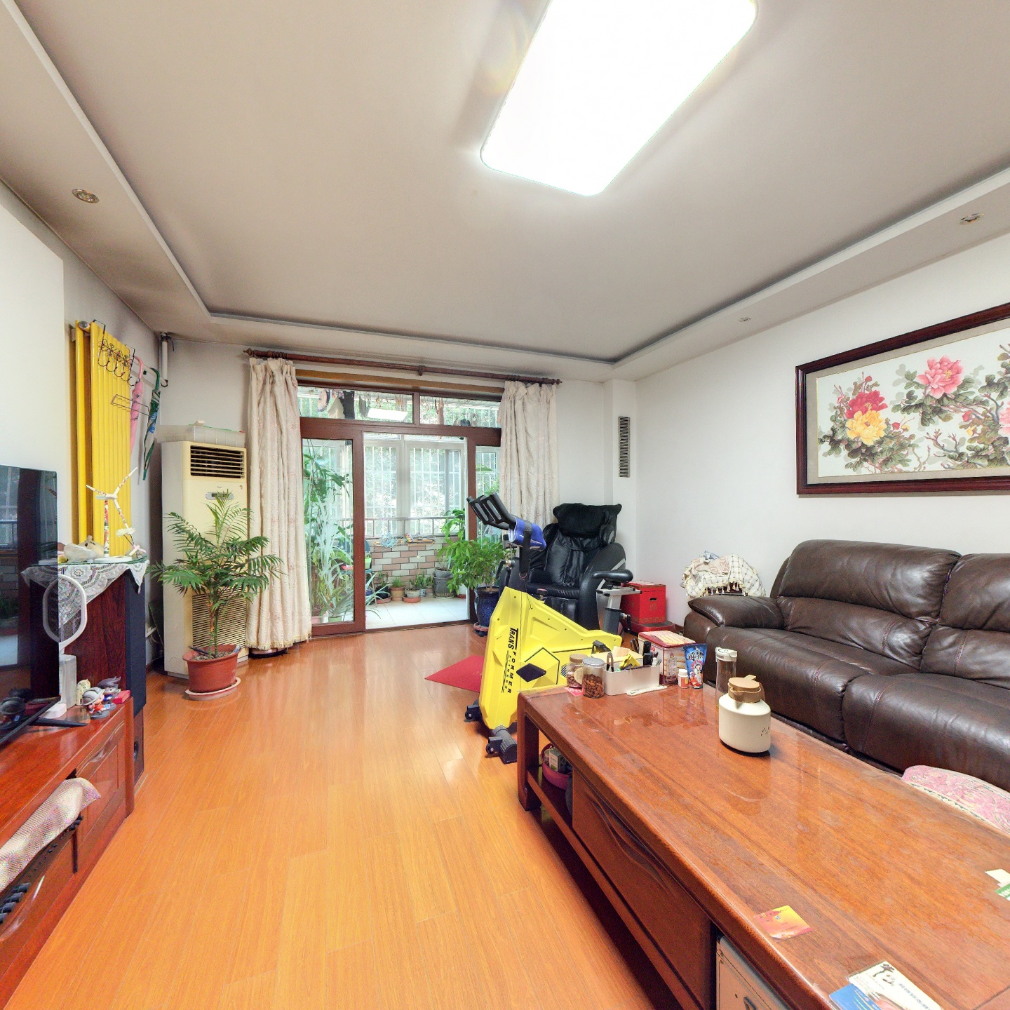 此房位置在政法街。南北通透，采光好