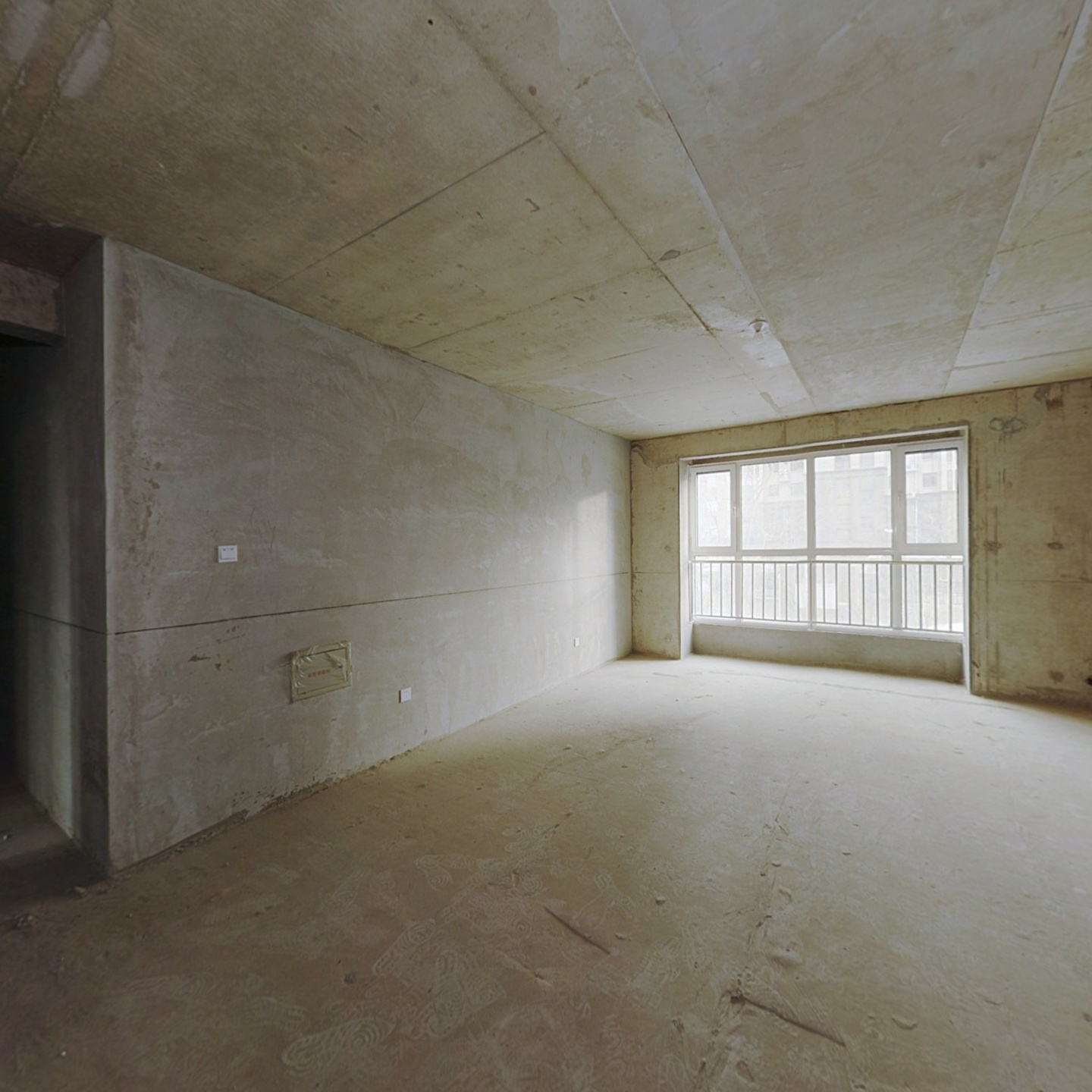 房子是 中间楼层，南北通透。就在马路对 面大三居户.