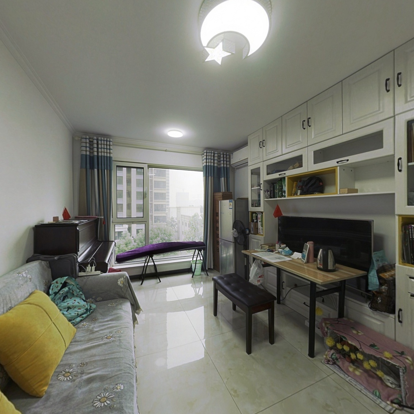 经典一居，宽敞明亮，有房本，精装修！带全部家具家电