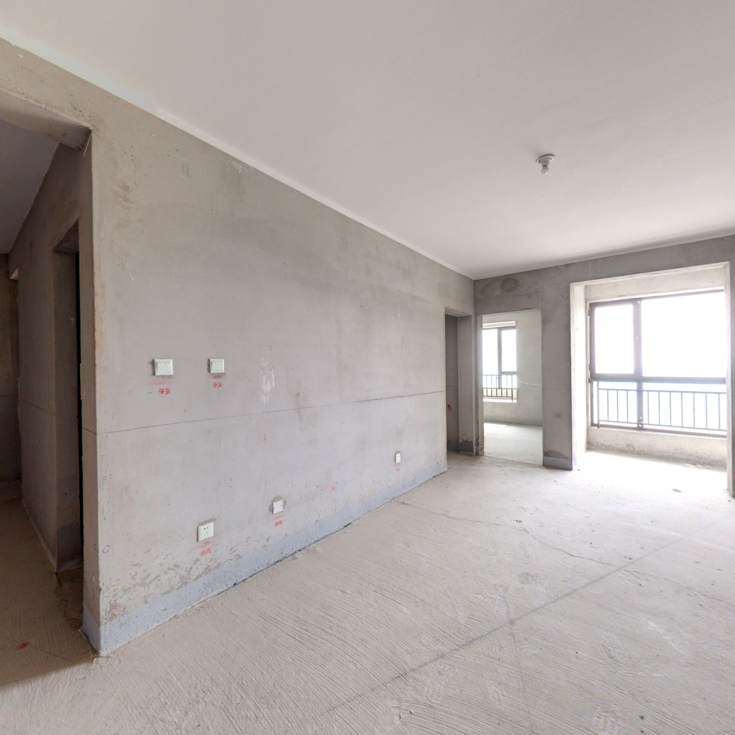 此房是 中间楼层 采光无遮挡 集中供暖。