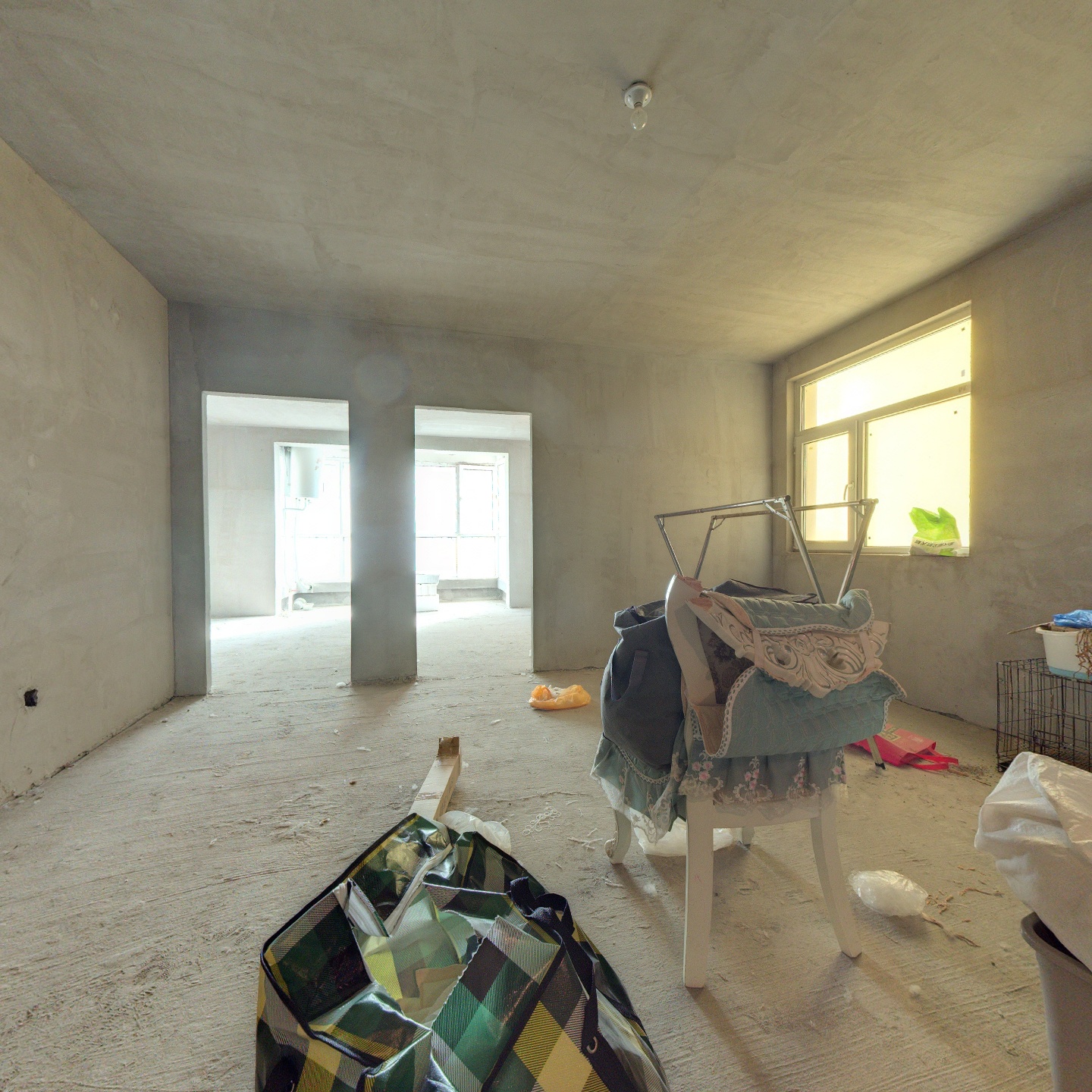 毛坯随意装修，中间楼层，房本满二。