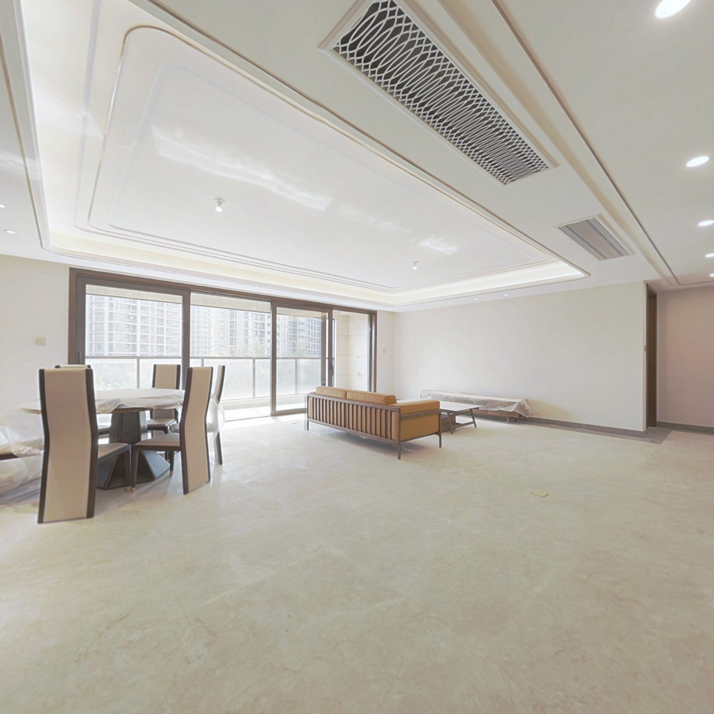 宽敞客厅，四叶草户型，私密空间大，改善适合。