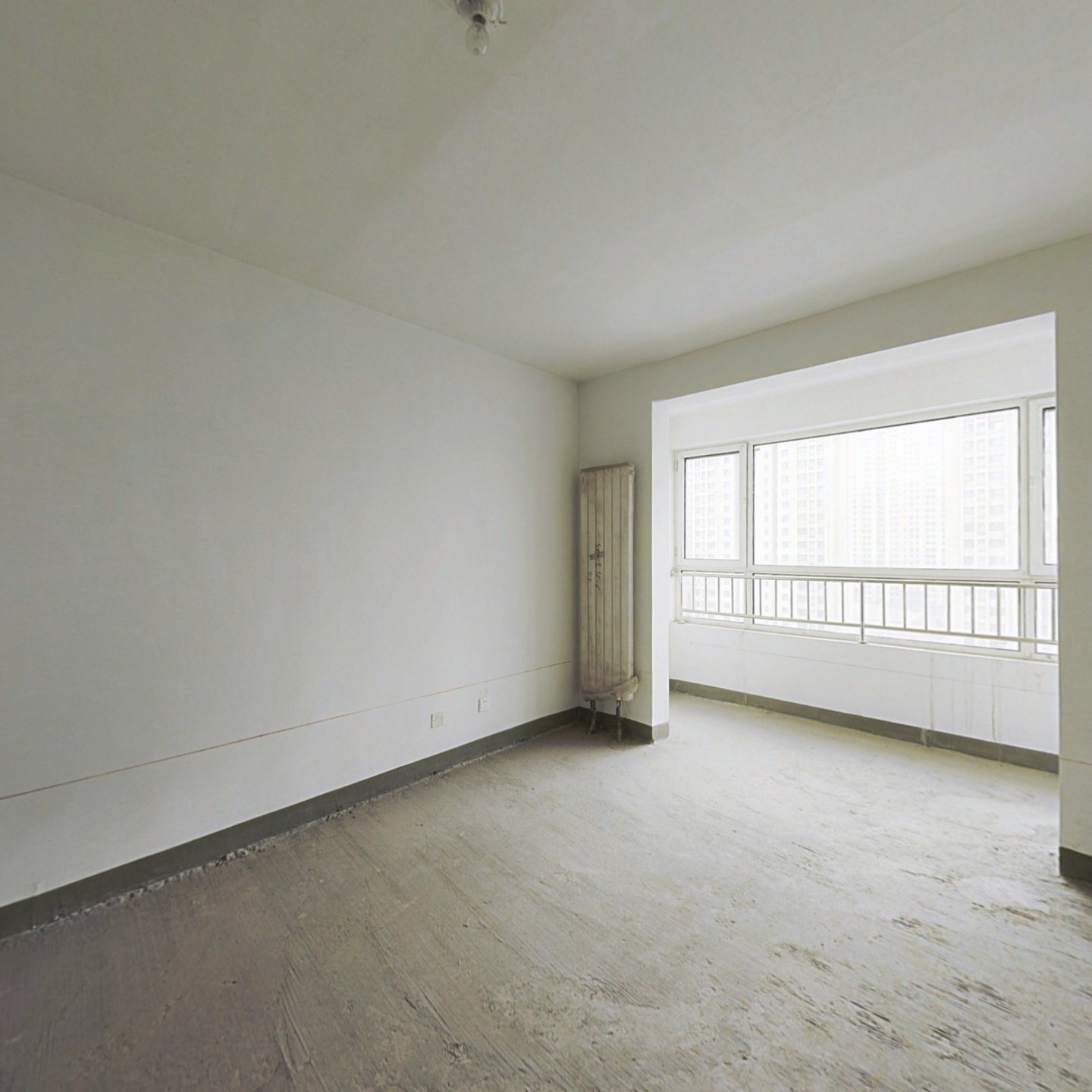 此房为公寓毛坯房民用水电电梯房