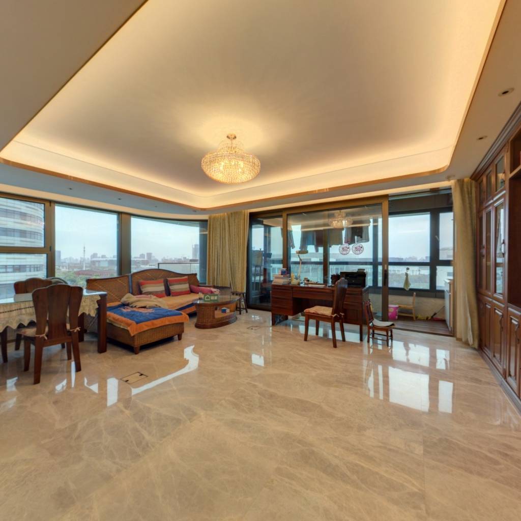 滨江大宅，外滩半岛酒店开发商打造；270度景观厅