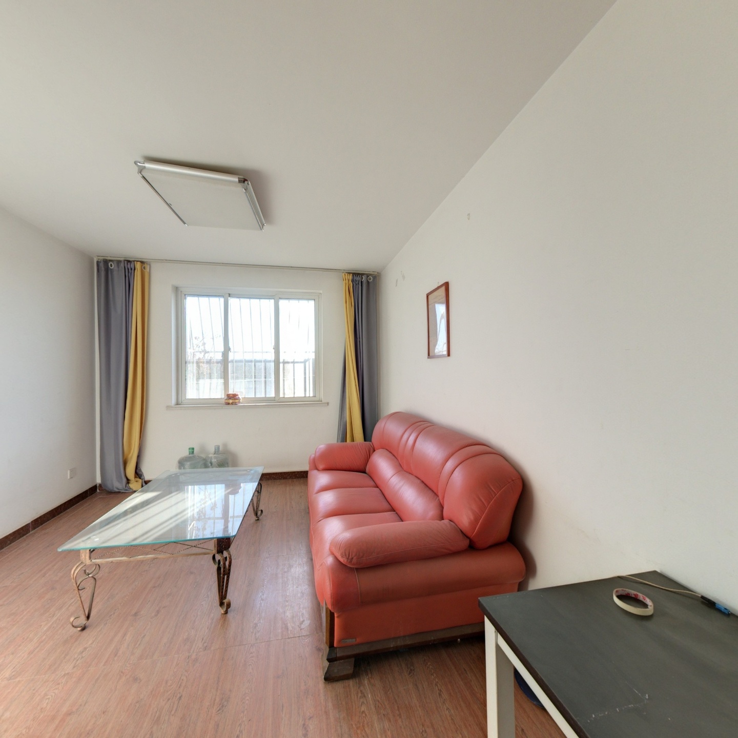 房本满五税少，一层带院子还带地下室，通透两居室