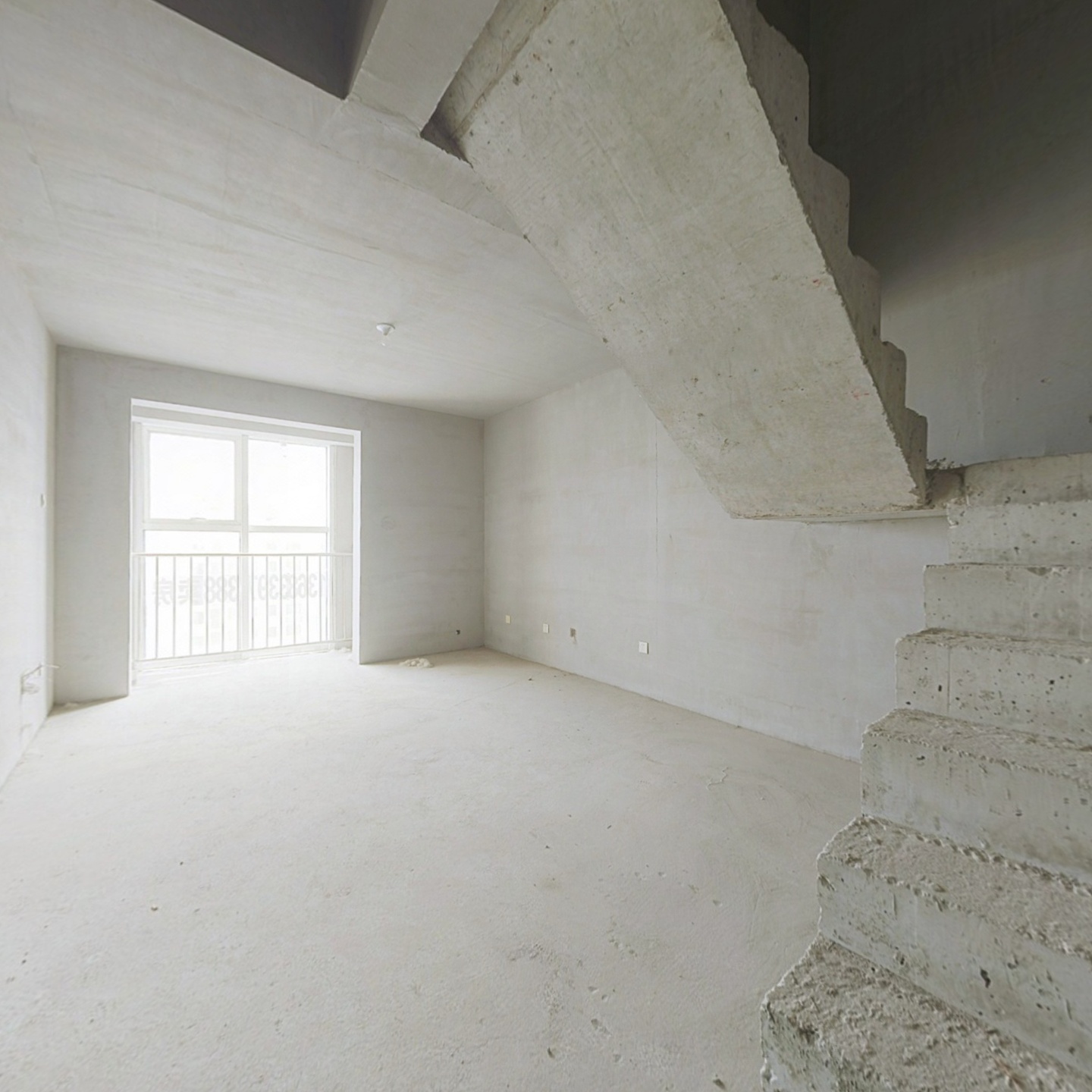 顶层复式的三居,毛坯房装修可以自主选择,出行方便