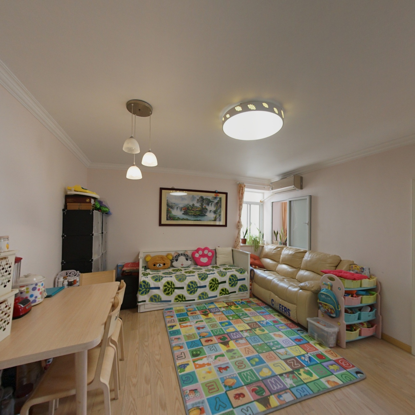 主卧朝南带阳台 次卧朝西 客厅朝南 视野开阔_上海长宁新华路海富公寓