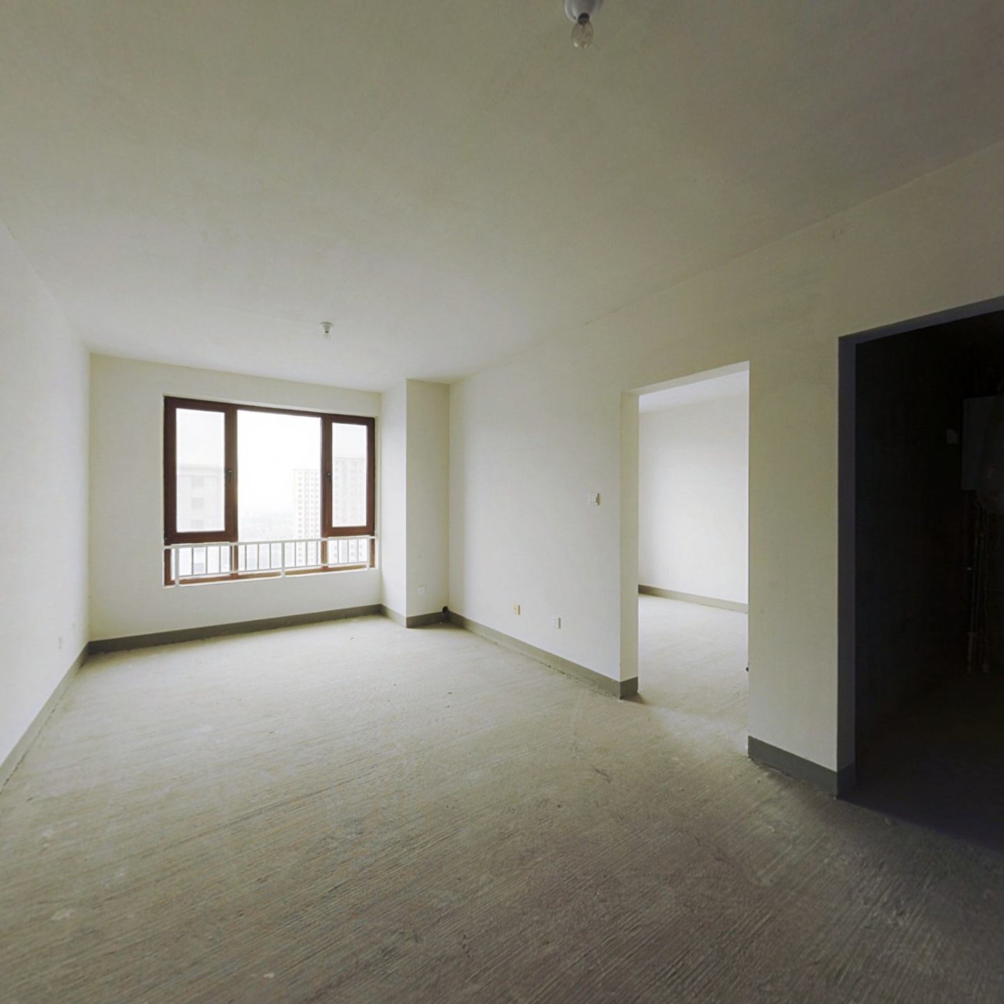 高铁新干线  全南小两居 毛坯 满二 位置好