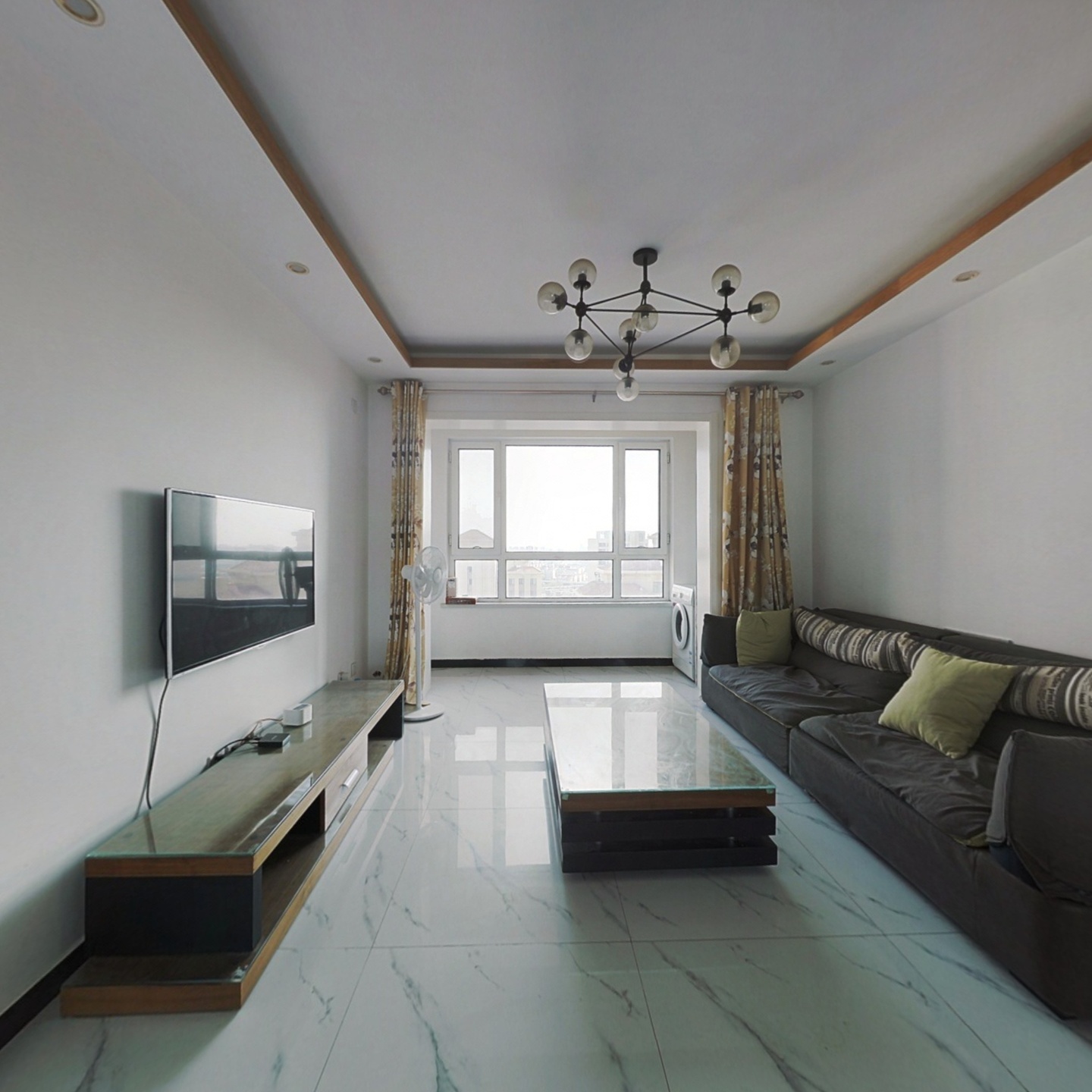 振业名邸中间楼层精装小三室，全明户型、价格可议。