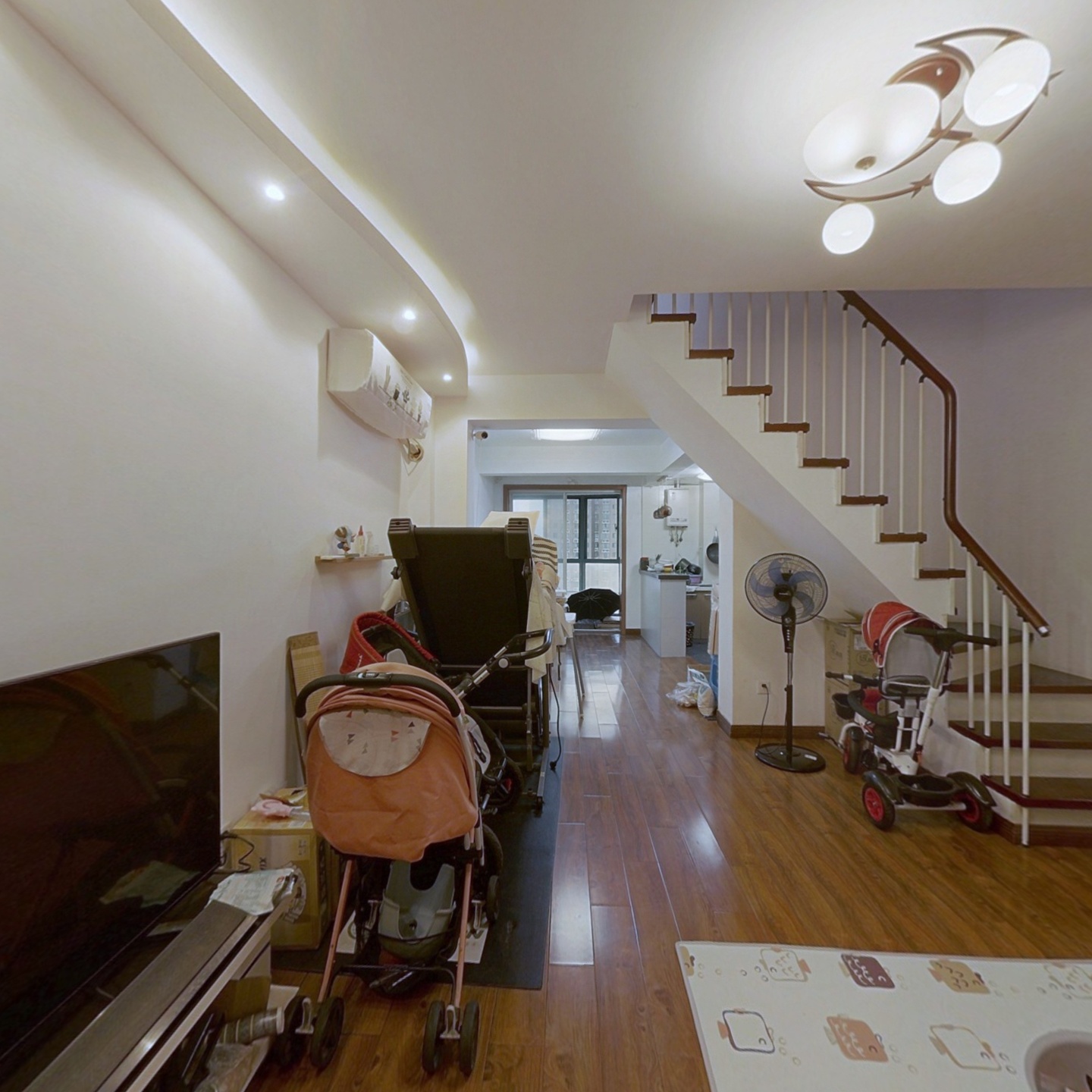 新洲人家复式公寓 装修花了20万 带地暖 看房方便