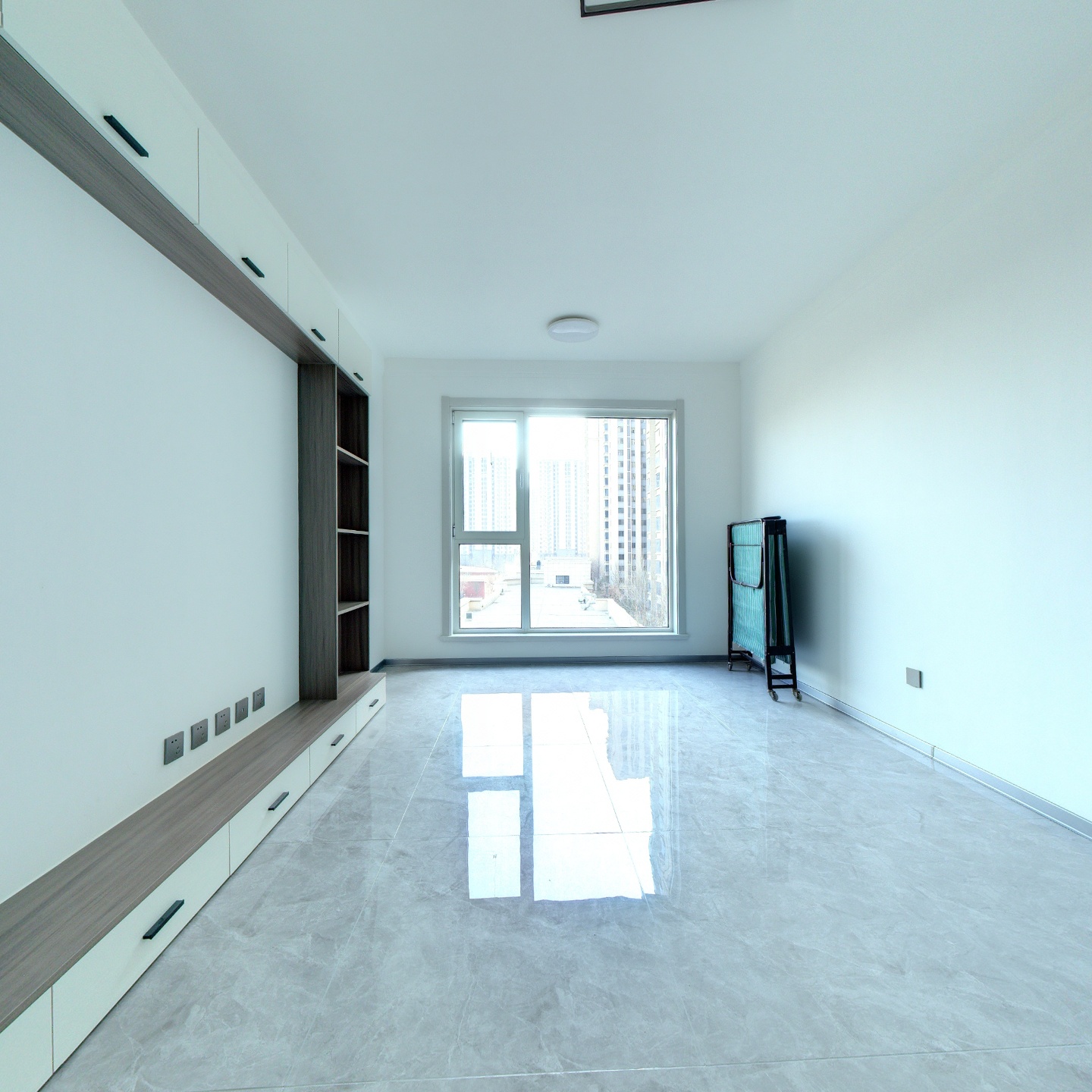 此房东南两居室，采光好.户型方正，配套齐全