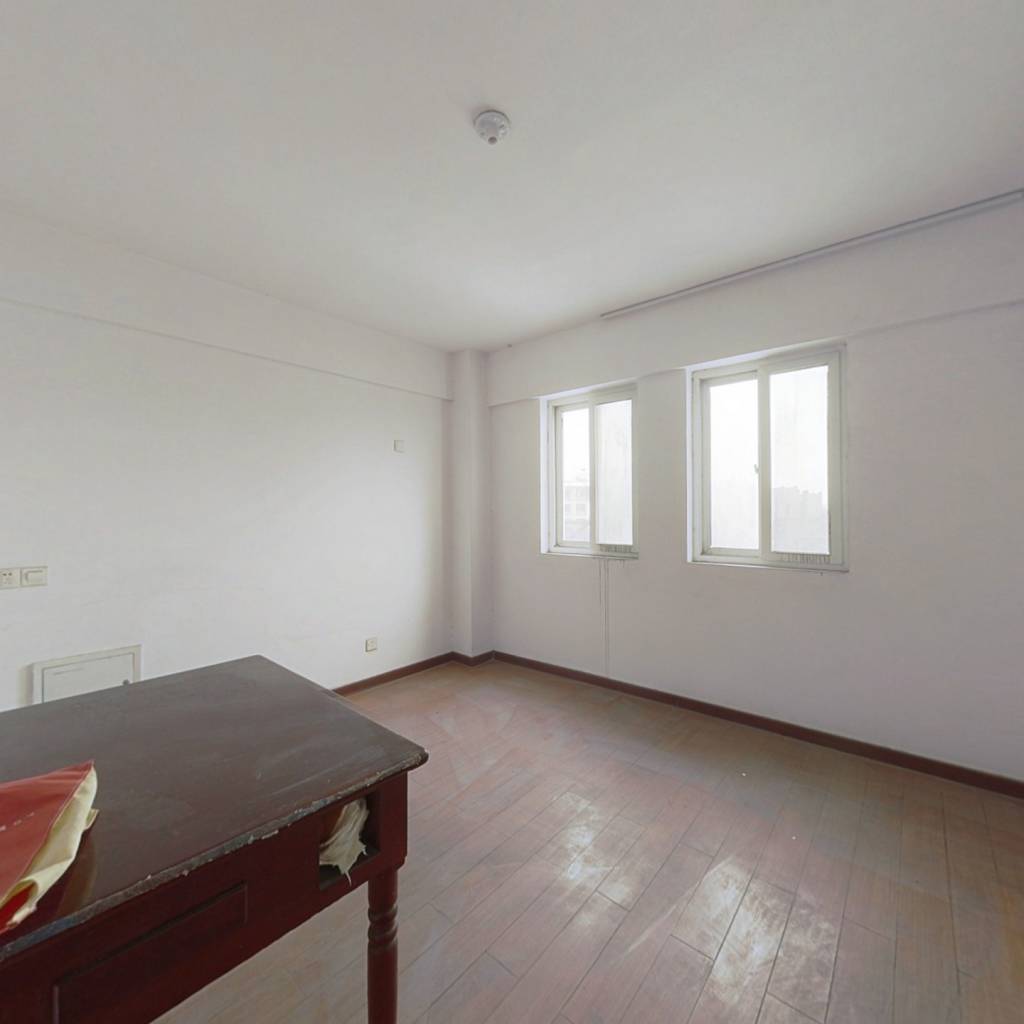 宝龙单身公寓一室一厅精装修，直接拎包入住。。