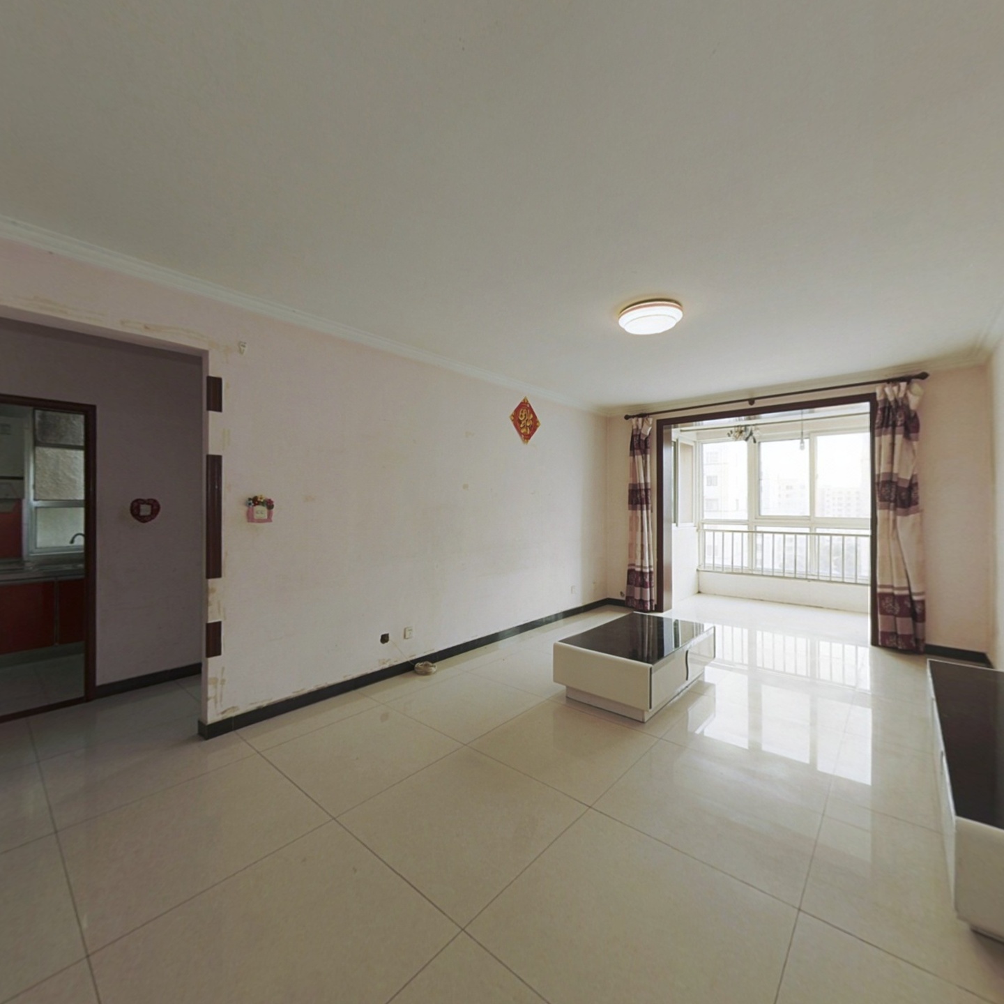 公园一号大平米两居室，位置优越。