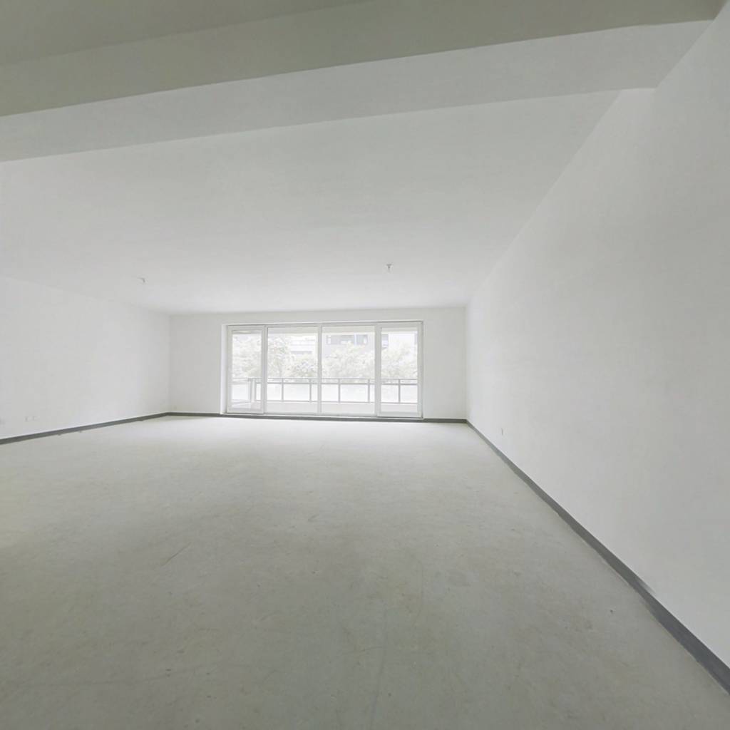尚景新世界 4室 前排 低楼层 客厅开间8.6米