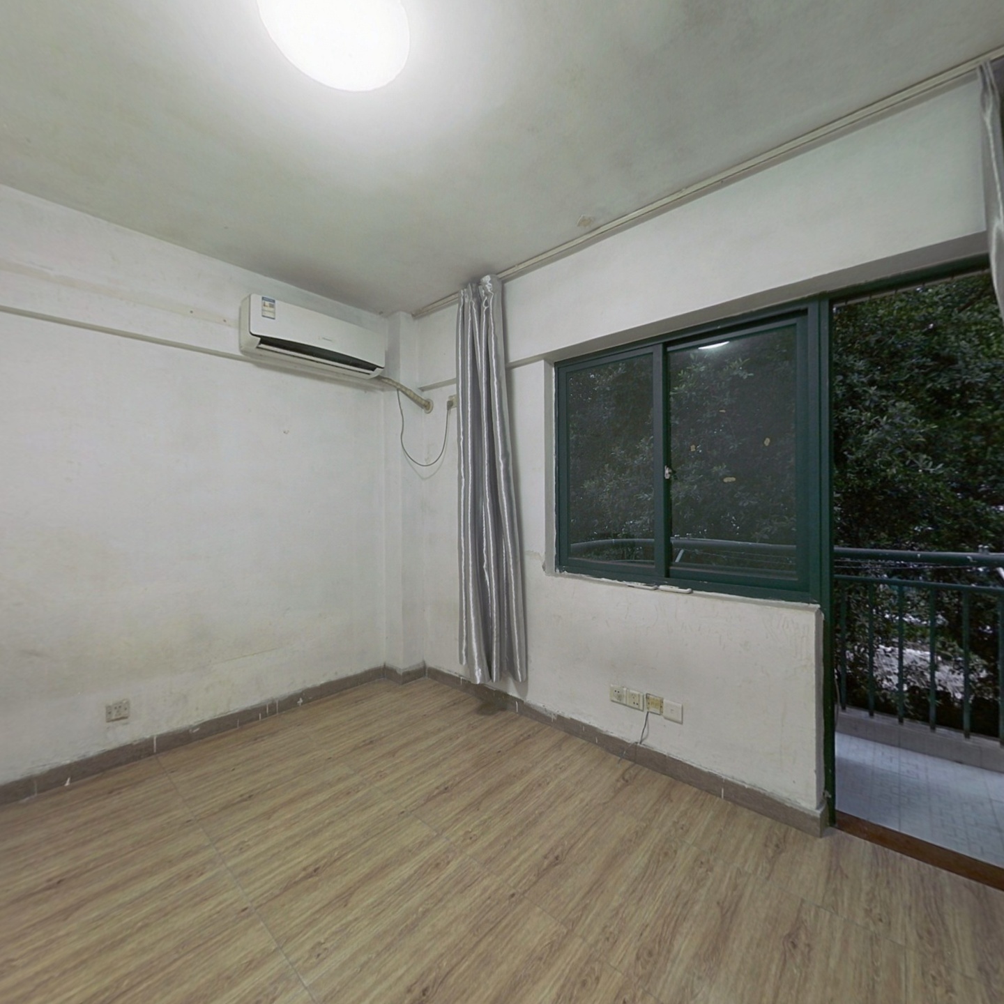嘉年华花园学生公寓，三个房间，三个阳台，环境安静