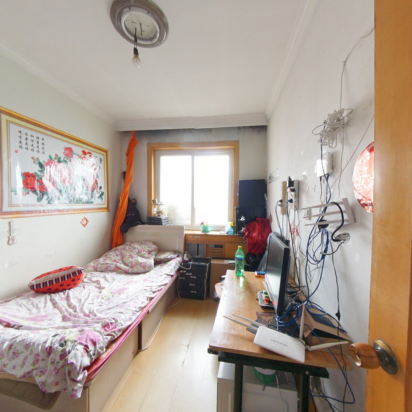 桂林小区院内两室一厅，简单装修，　房主诚心卖房。