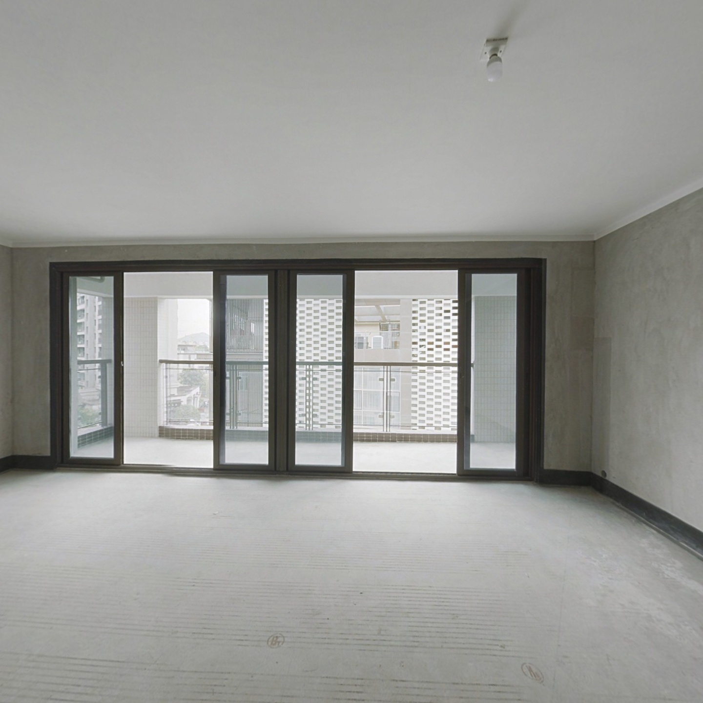 金桂府电梯小三房好楼层，采光好视野宽阔。