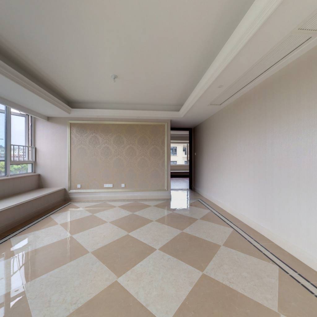 品牌滨江物业，四居室纯边套经典户型。客厅带飘窗。