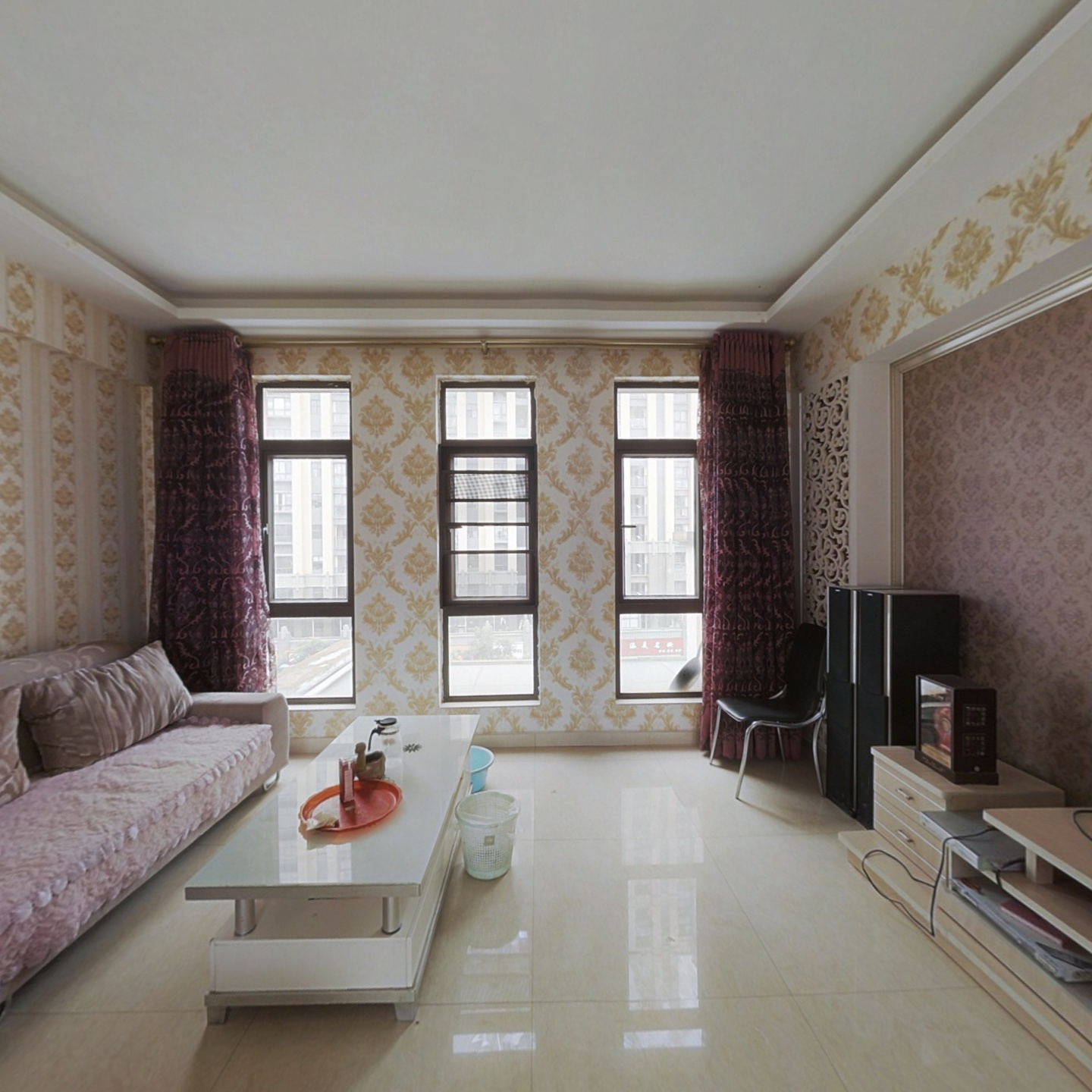 万辉星城紫荆堡三室两厅，精装修，家具家电。