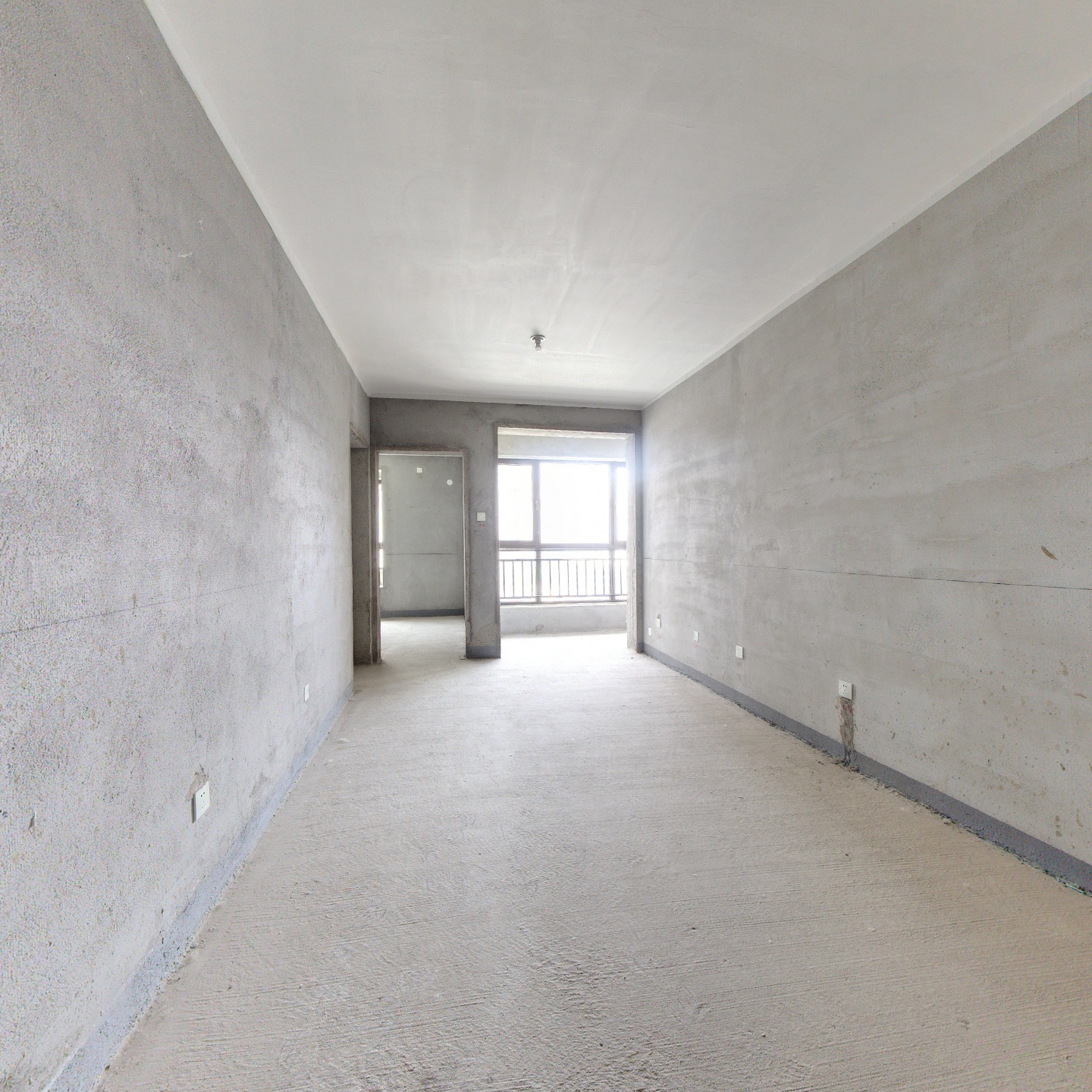 房子中间楼层毛坯房，户型方正没有浪费空间，集中供暖