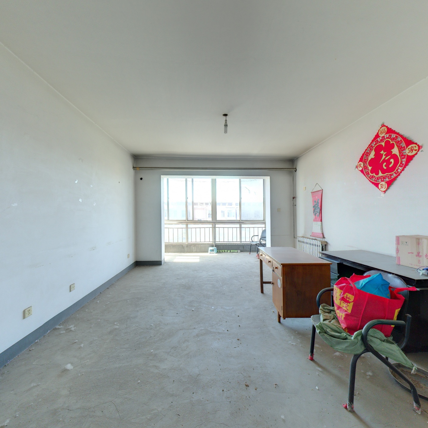 此房满五，公摊小，出行方便，生活配套全。