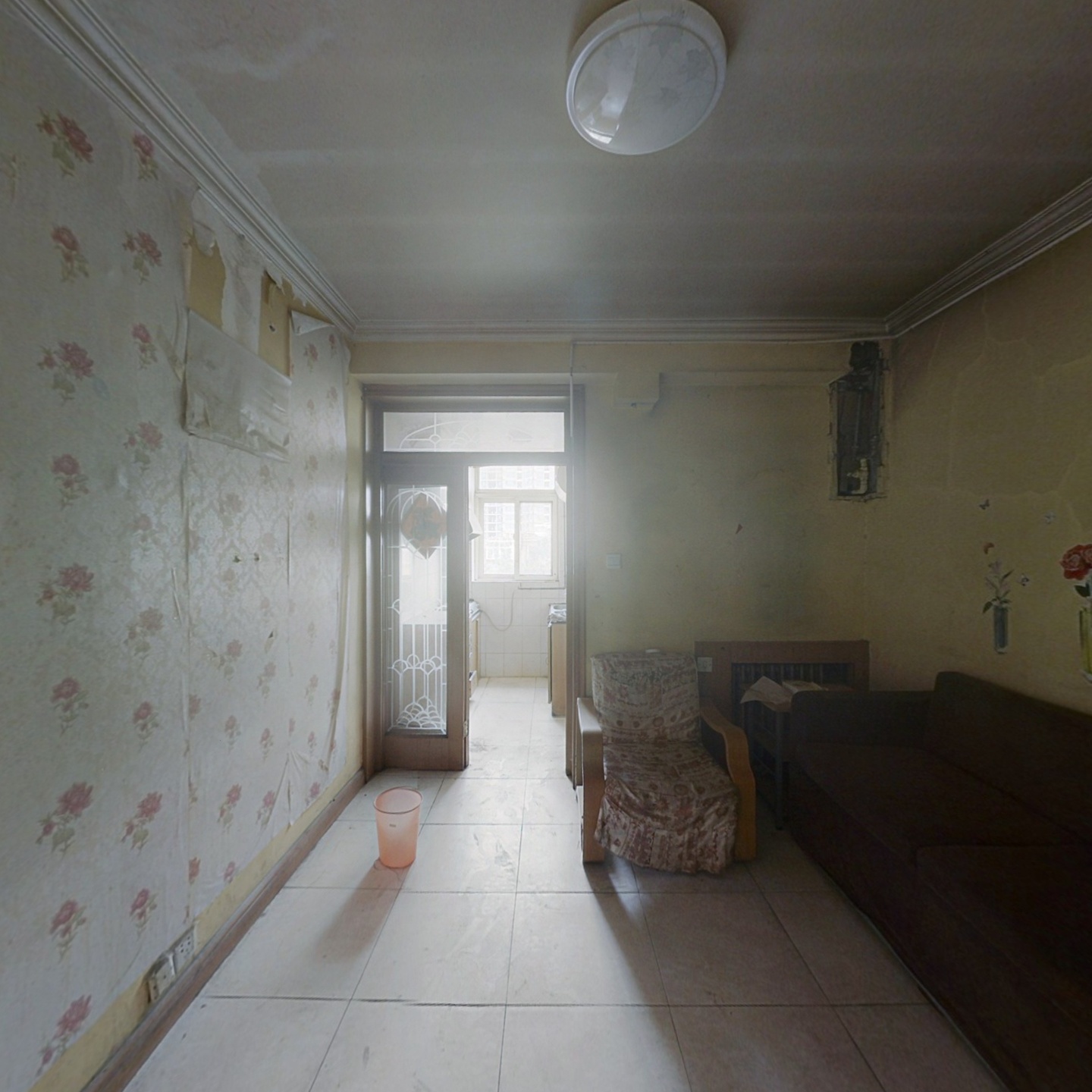 一梯两户的，公摊面积小，小区地上免费停车位多