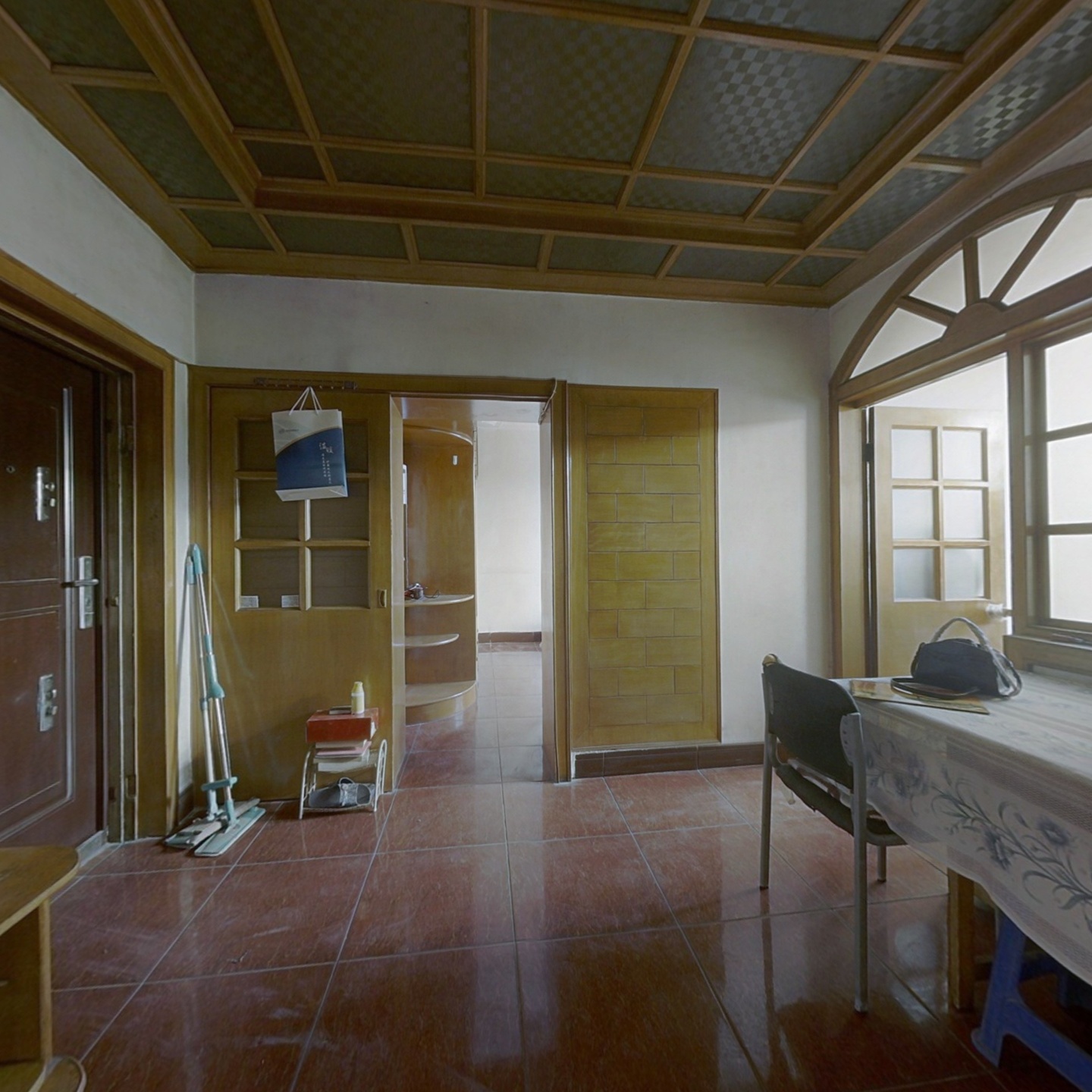 一梯三户公摊小 停车位充足  距离公园近