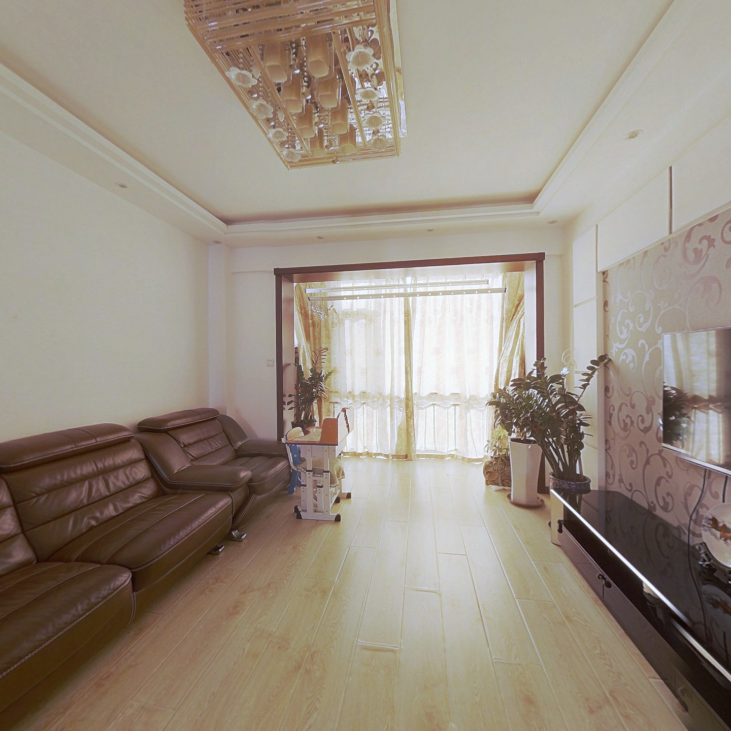 岭湾峰尚一期，三室一厅，精装修，好楼层，看房方便