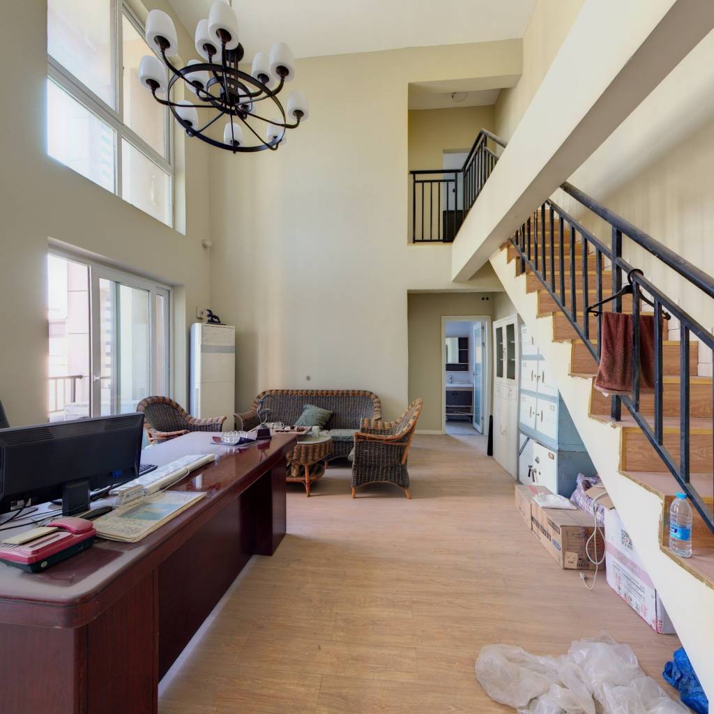 正规四室一厅双卫跃层，次新小区，环境好住家舒适。