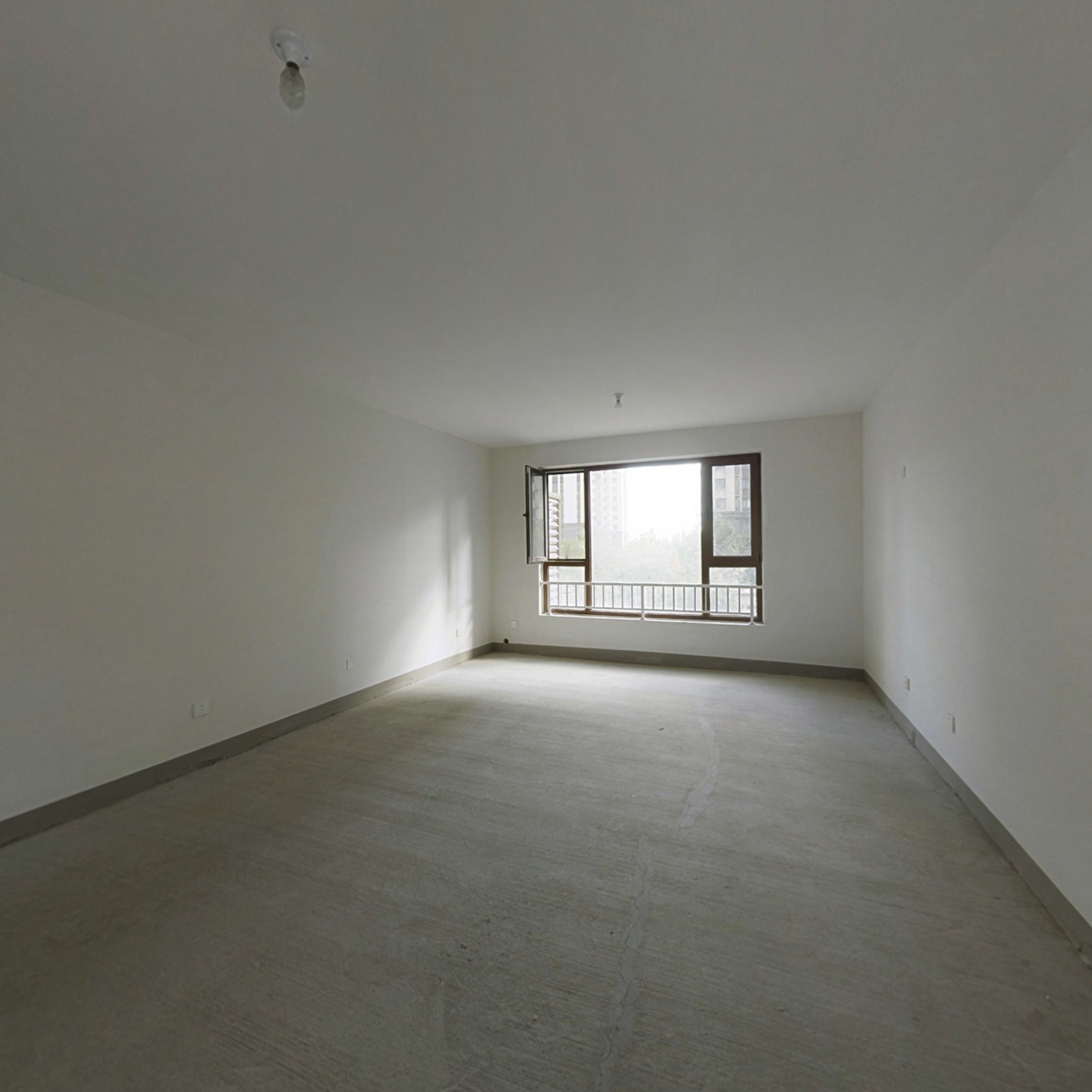 南北通透4居室，全明东户，主卧带转角飘窗。