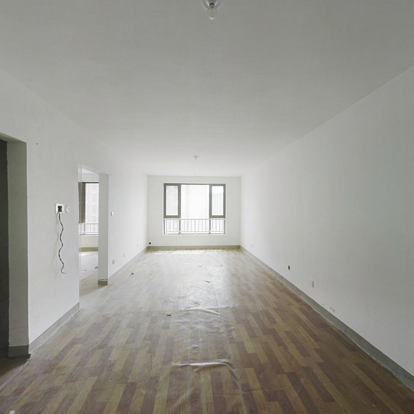 高楼层，采光好，小区中间位置，看房方便