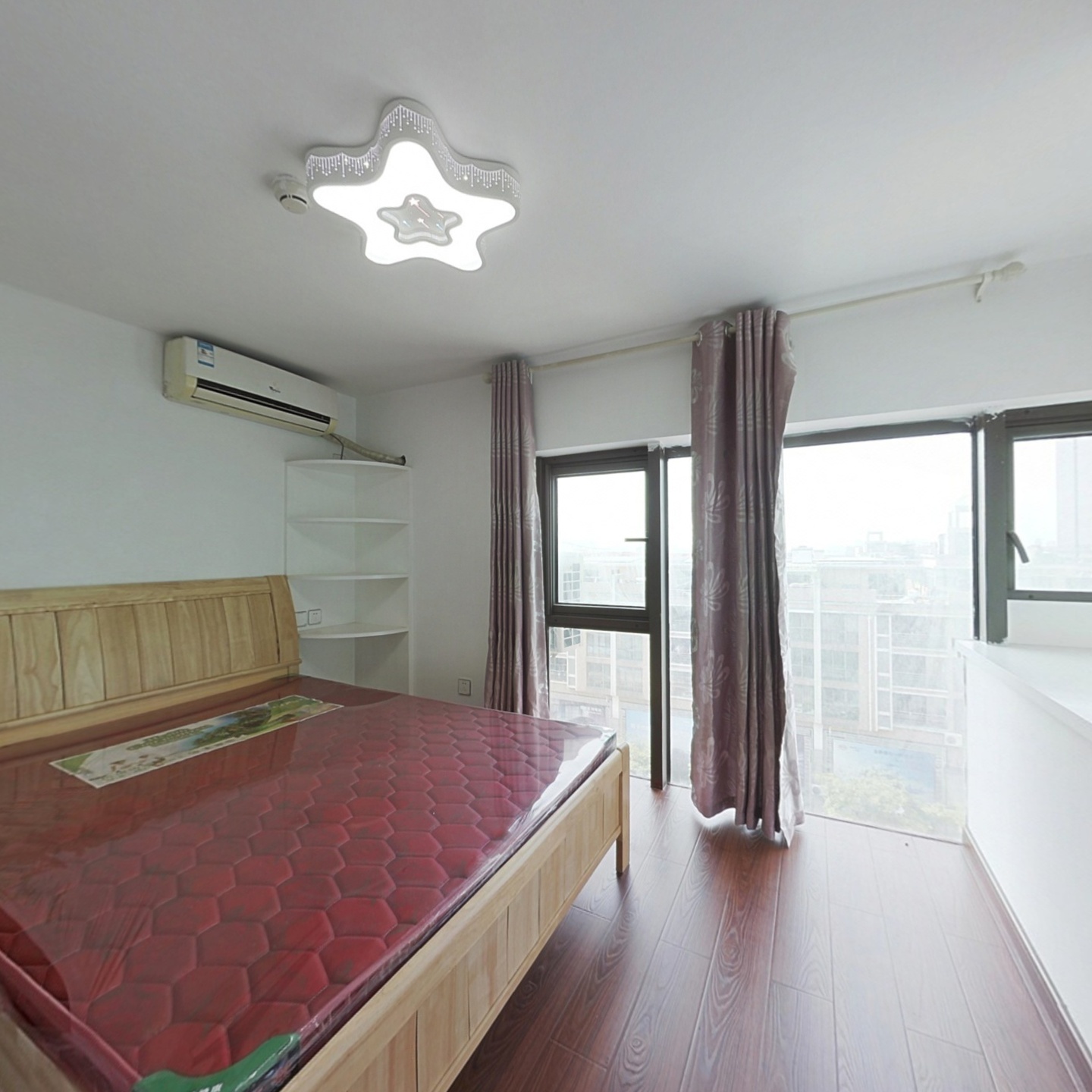 精装公寓，拎包入住，层高4.8米，不压抑舒适感强。