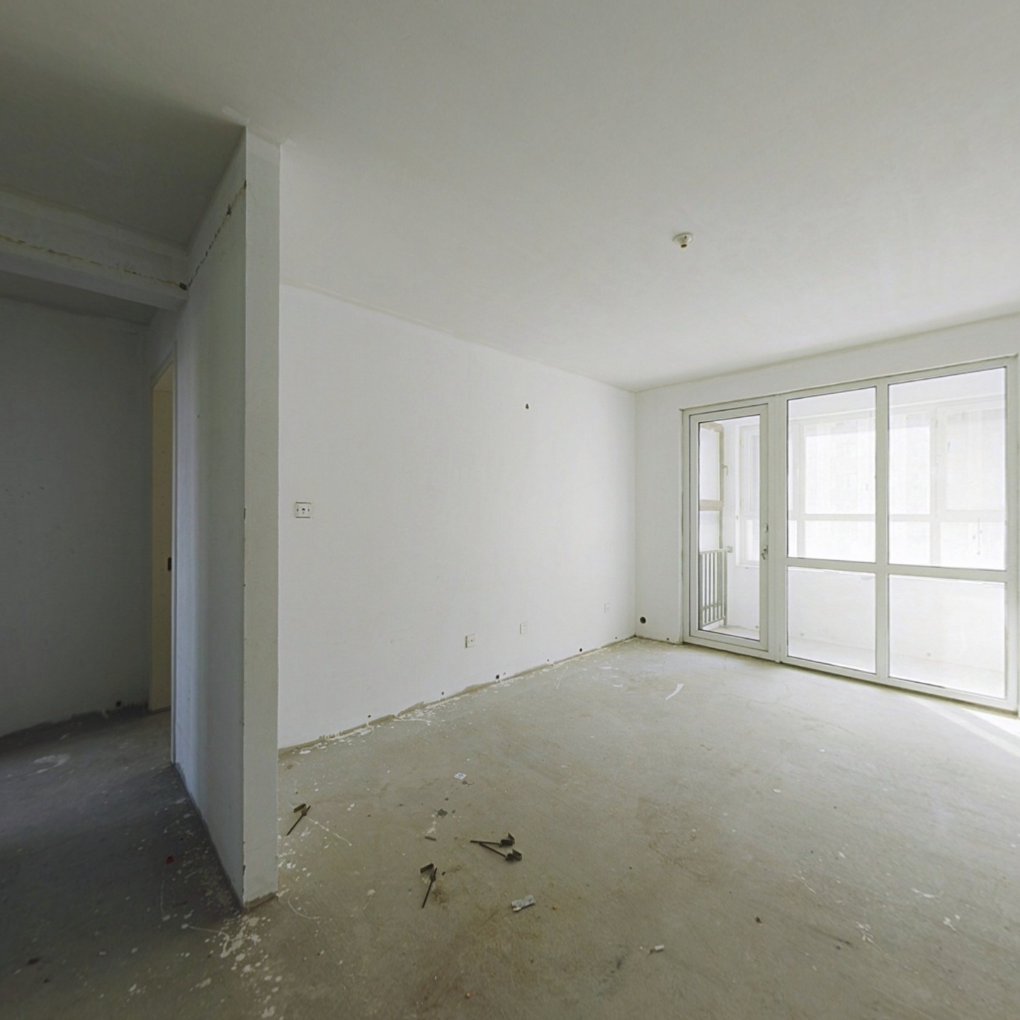 小区人车分流，南北通透三居室，通勤做高铁方便